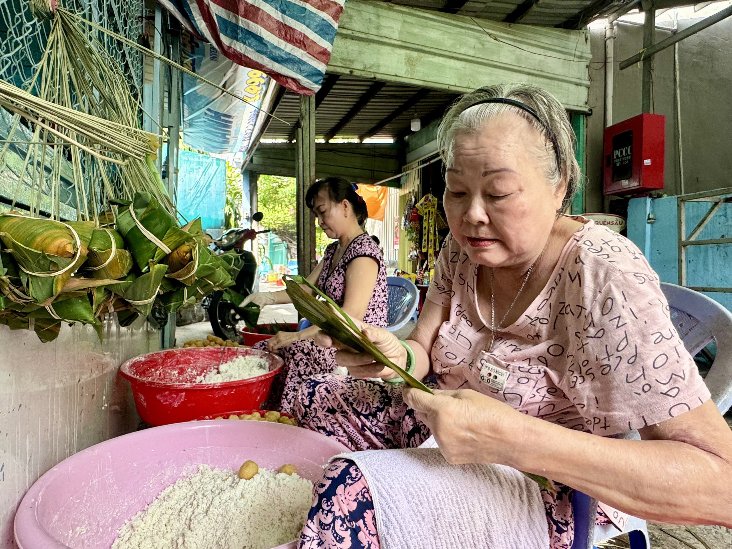 Xóm bánh ú tết Đoan Ngọ: Xưa gói thuê mua vàng được 1-2 chỉ, nay thì sao? Xóm bánh ú tết Đoan Ngọ: Xưa gói thuê mua vàng được 1-2 chỉ, nay thì sao?