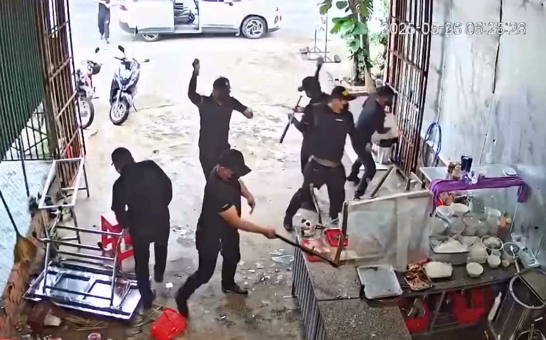 5 nghi phạm đập phá quán phở, tạt sơn nhà dân bị bắt tại TP.HCM - Ảnh 1.