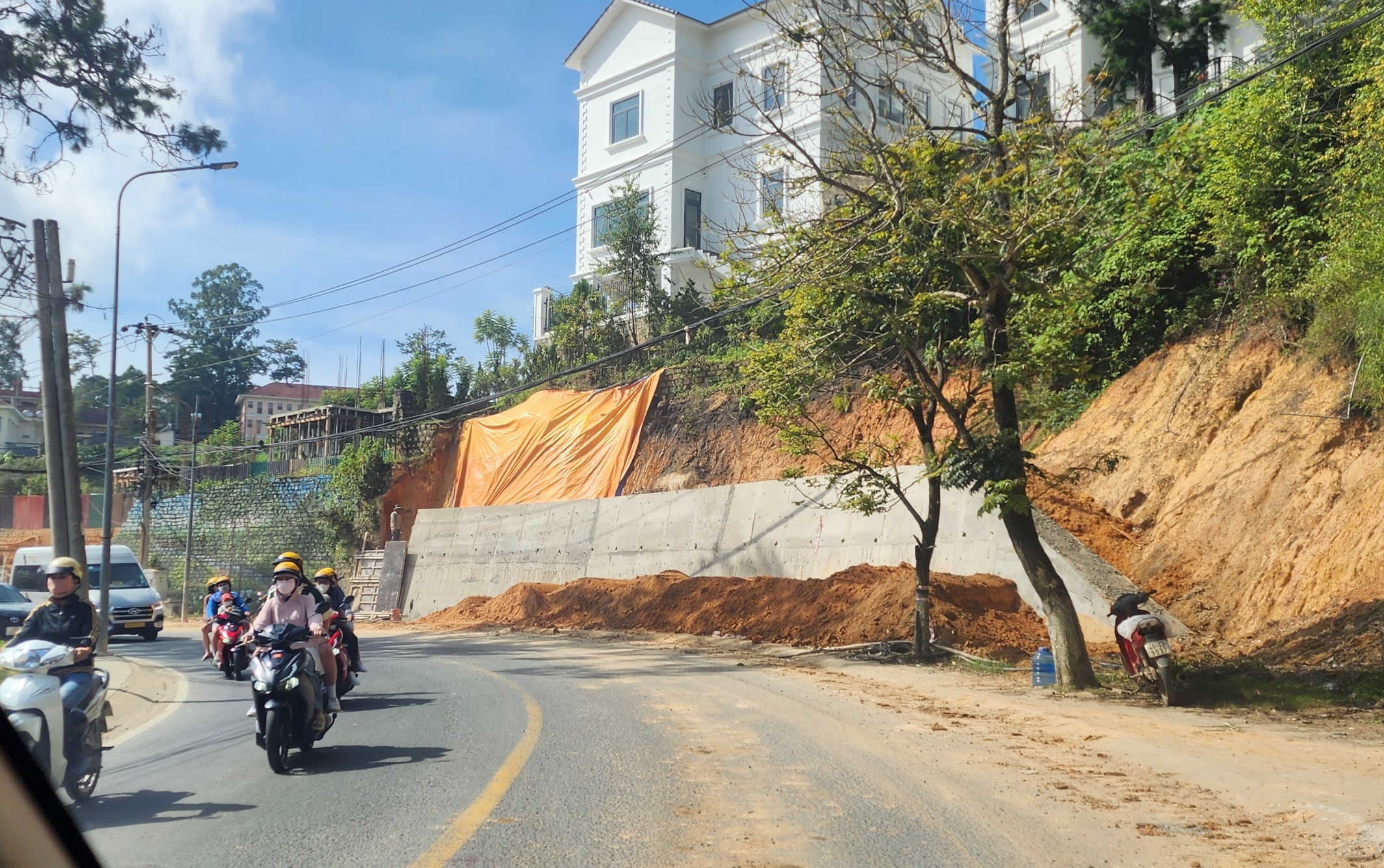 Các công trình giao thông ở Đà Lạt chậm tiến độ, chưa đảm bảo an toàn - Ảnh 2. Các công trình giao thông ở Đà Lạt chậm tiến độ, chưa đảm bảo an toàn - Ảnh 2.