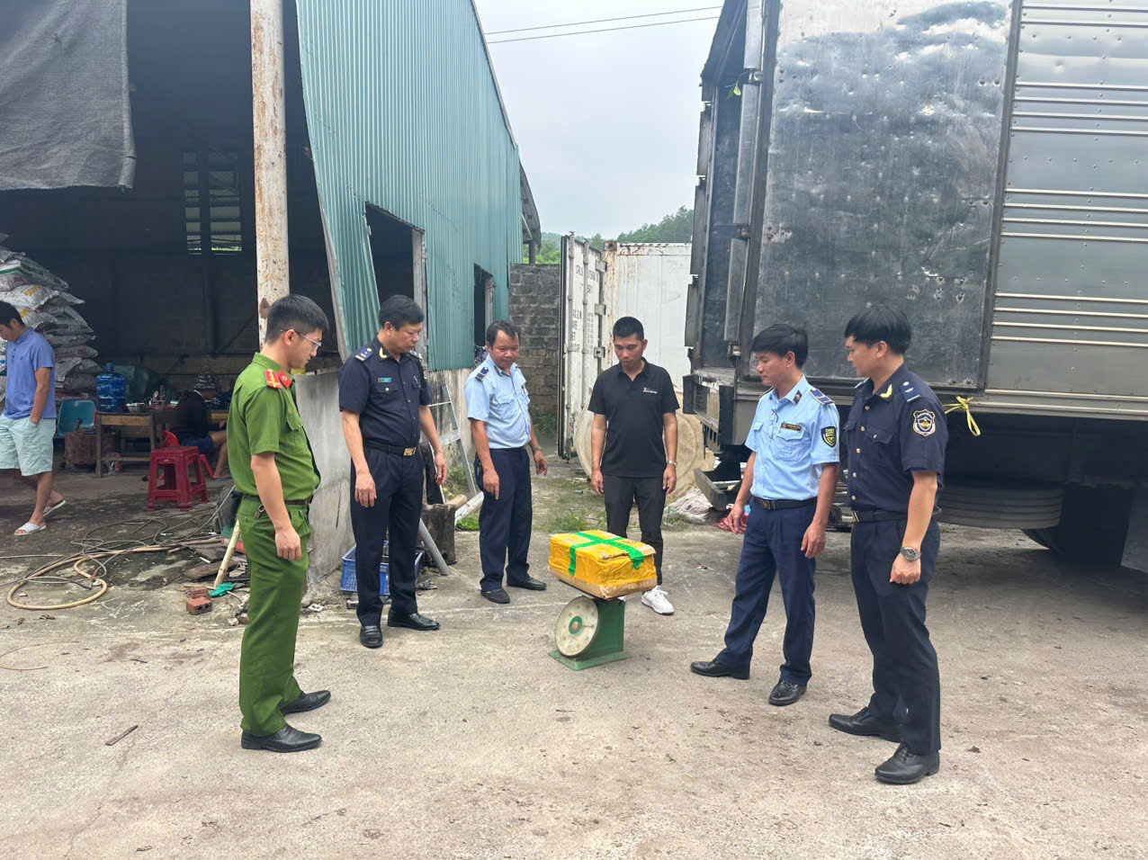 Phát hiện hơn 30 tấn thực phẩm bẩn tại biên giới Quảng Ninh- Ảnh 1. Phát hiện hơn 30 tấn thực phẩm bẩn tại biên giới Quảng Ninh- Ảnh 1.