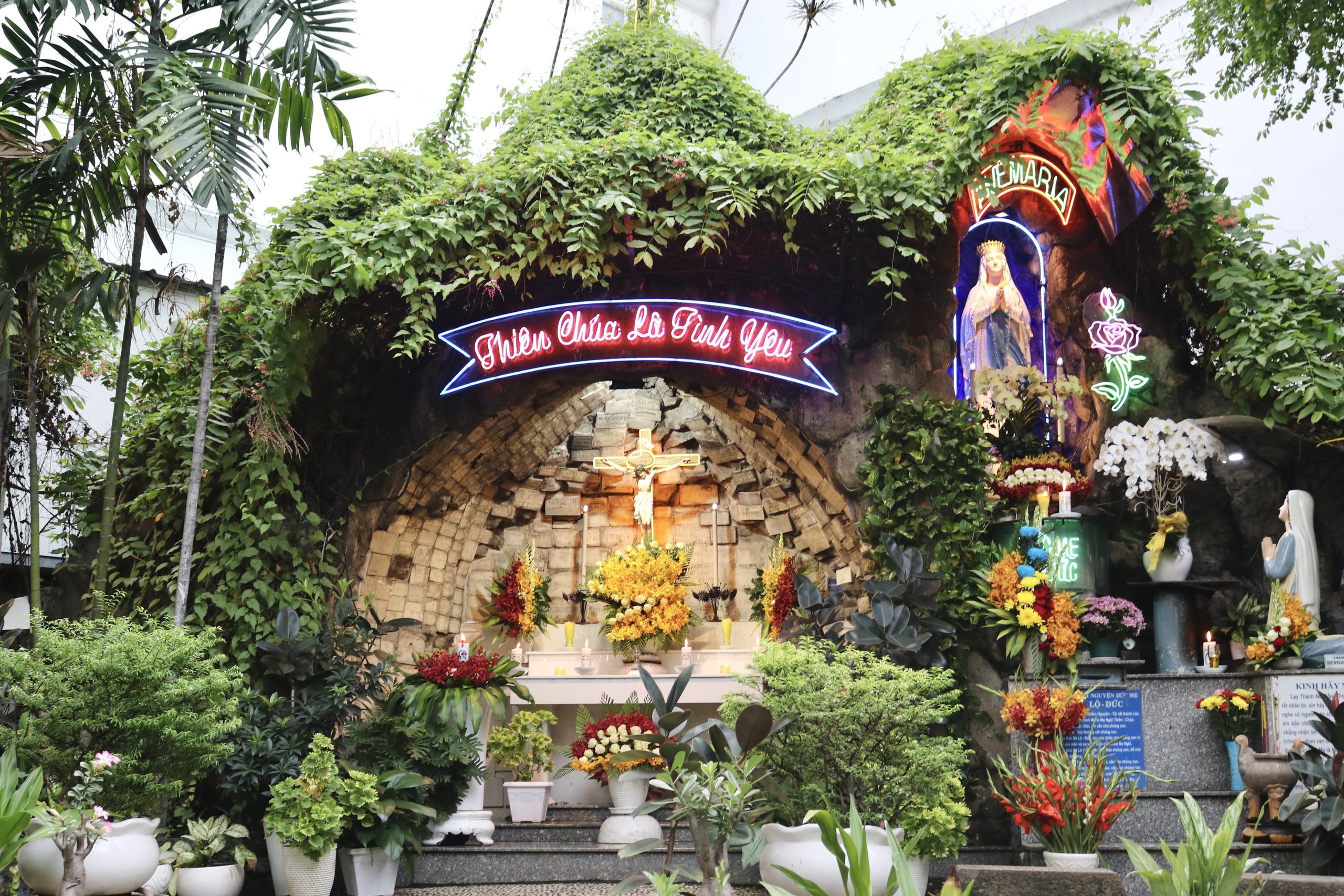 Nhà thờ 103 tuổi trên khu nghĩa trang TP.HCM: Nơi thờ Thánh nữ bị hỏa thiêu - Ảnh 3.
