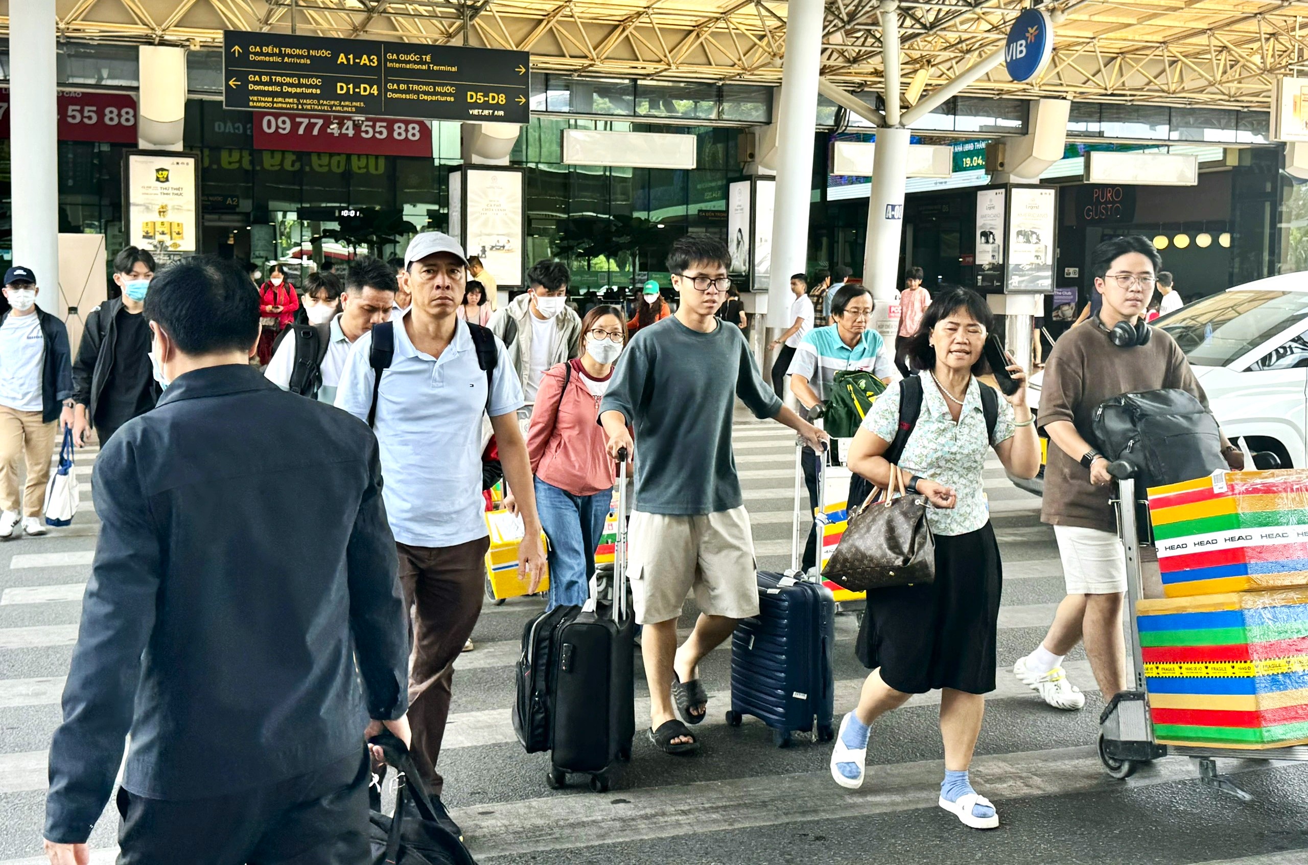 TP.HCM thu hồi hơn 3.500 m2 đất cạnh sân bay Tân Sơn Nhất làm bãi taxi - Ảnh 1.