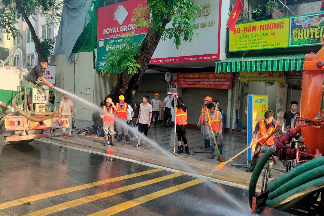Đã kiểm soát được 'suối bùn' phun trào từ hầm tàu metro Nhổn - ga Hà Nội- Ảnh 1. Đã kiểm soát được 'suối bùn' phun trào từ hầm tàu metro Nhổn - ga Hà Nội- Ảnh 1.