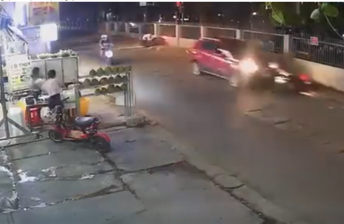 Đồng Nai: Ô tô tông liên hoàn 2 xe máy, nạn nhân bị hất tung lên cao- Ảnh 1. Đồng Nai: Ô tô tông liên hoàn 2 xe máy, nạn nhân bị hất tung lên cao- Ảnh 1.