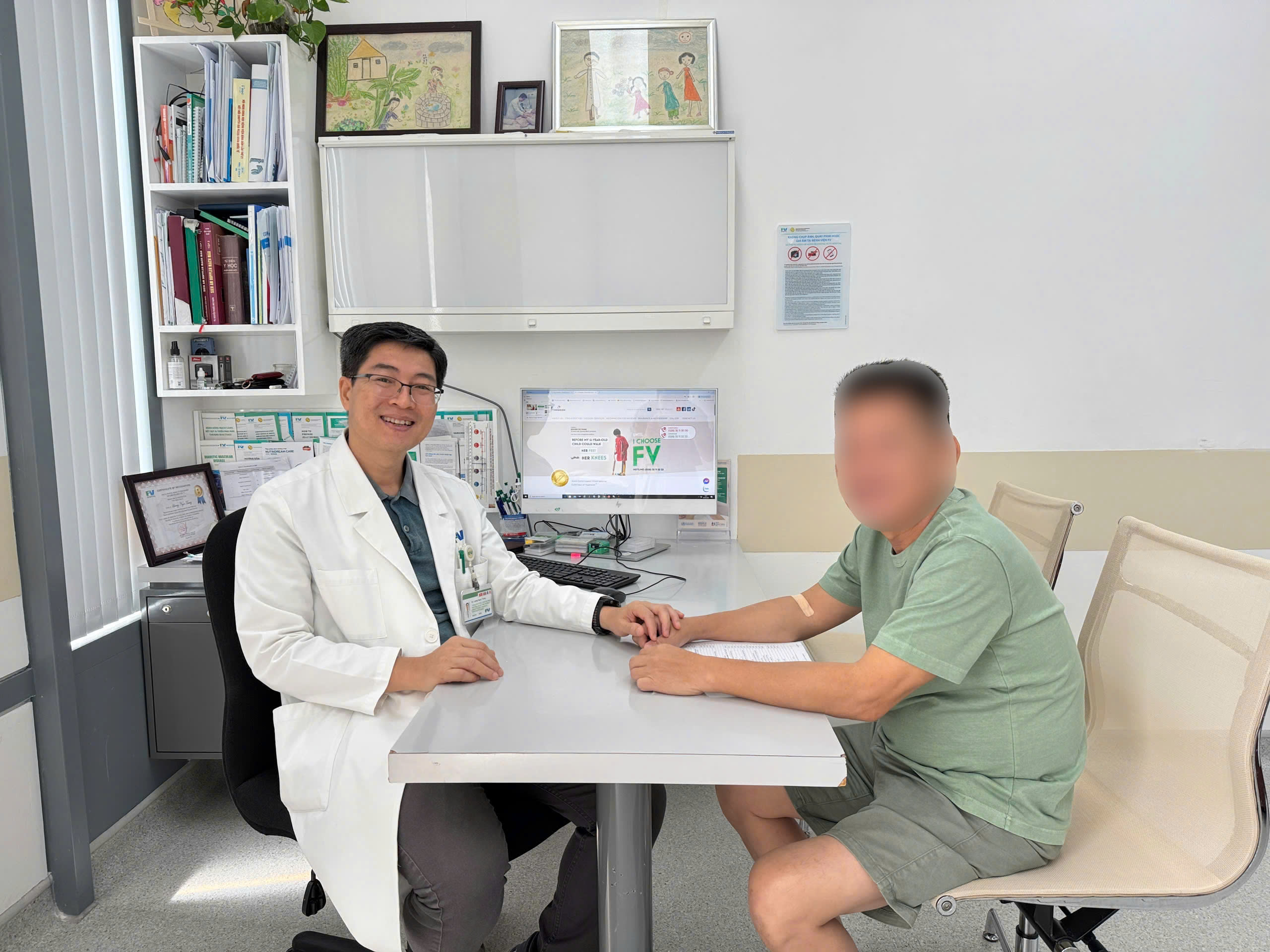 Bị trúng đạn xuyên ngực, người đàn ông may mắn được cứu chữa kịp thời Bị trúng đạn xuyên ngực, người đàn ông may mắn được cứu chữa kịp thời - Ảnh 1.