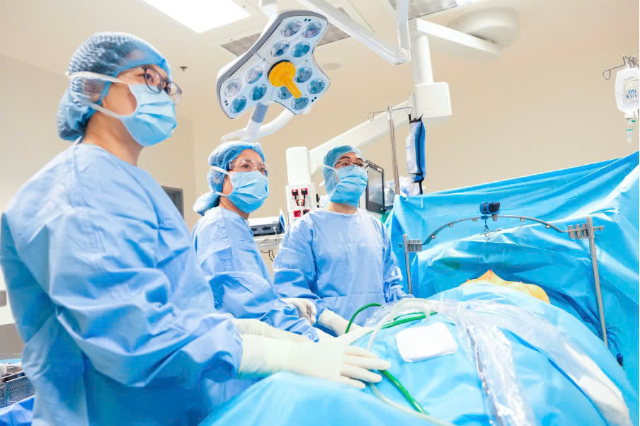 Bị trúng đạn xuyên ngực, người đàn ông may mắn được cứu chữa kịp thời Bị trúng đạn xuyên ngực, người đàn ông may mắn được cứu chữa kịp thời - Ảnh 4.