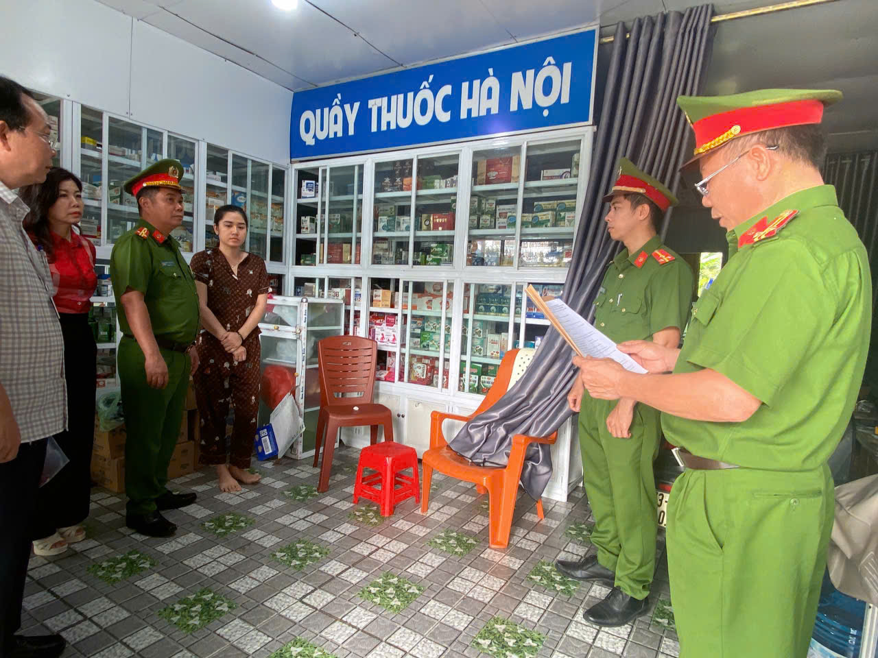Quảng Bình phát hiện hàng ngàn sản phẩm tân dược tại quầy thuốc không phép - Ảnh 1. Quảng Bình phát hiện hàng ngàn sản phẩm tân dược tại quầy thuốc không phép - Ảnh 1.