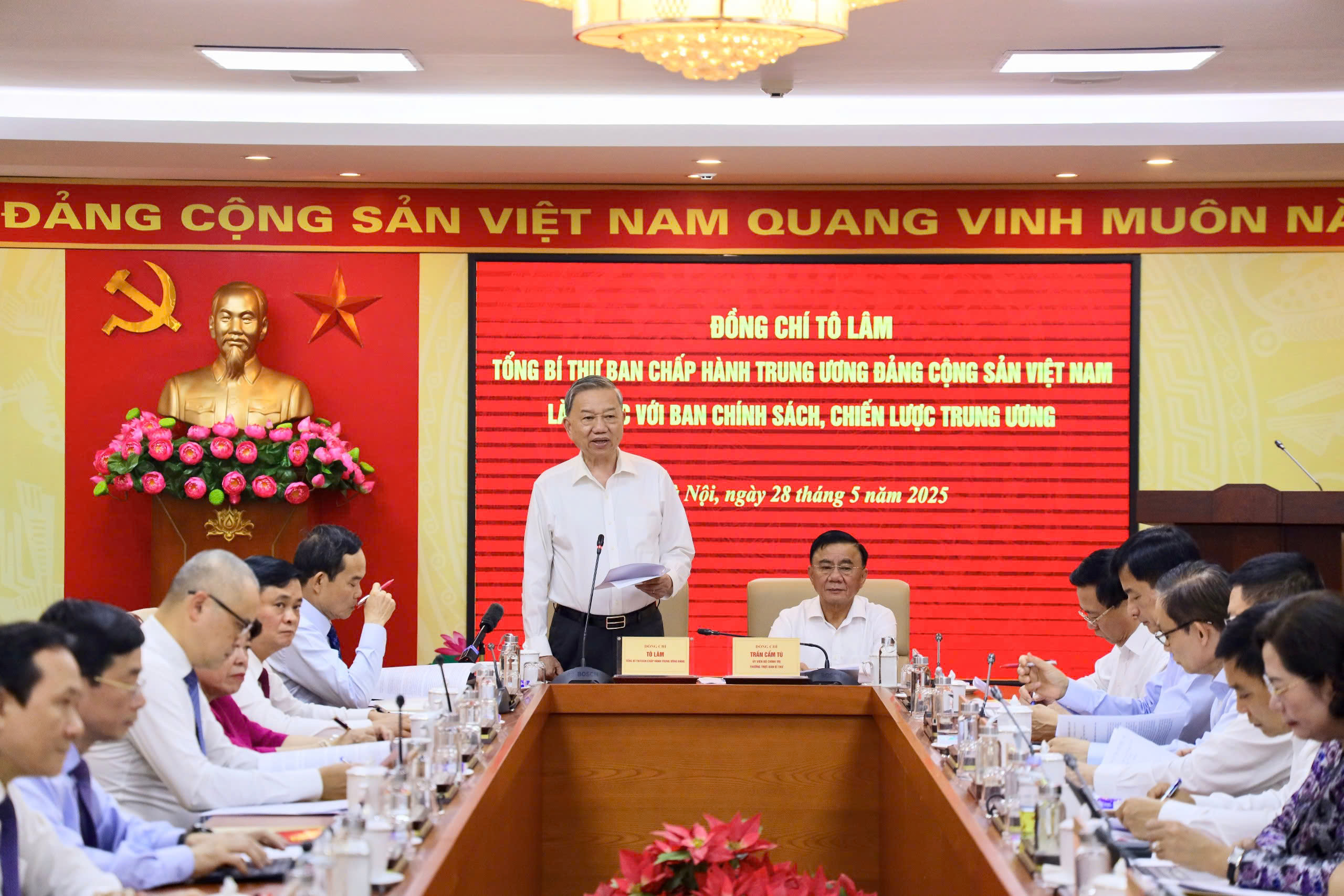 Tổng Bí thư Tô Lâm xóa bỏ độc quyền vàng miếng và áp dụng thuế giao dịch vàng - Ảnh 3. Tổng Bí thư Tô Lâm xóa bỏ độc quyền vàng miếng và áp dụng thuế giao dịch vàng - Ảnh 3.