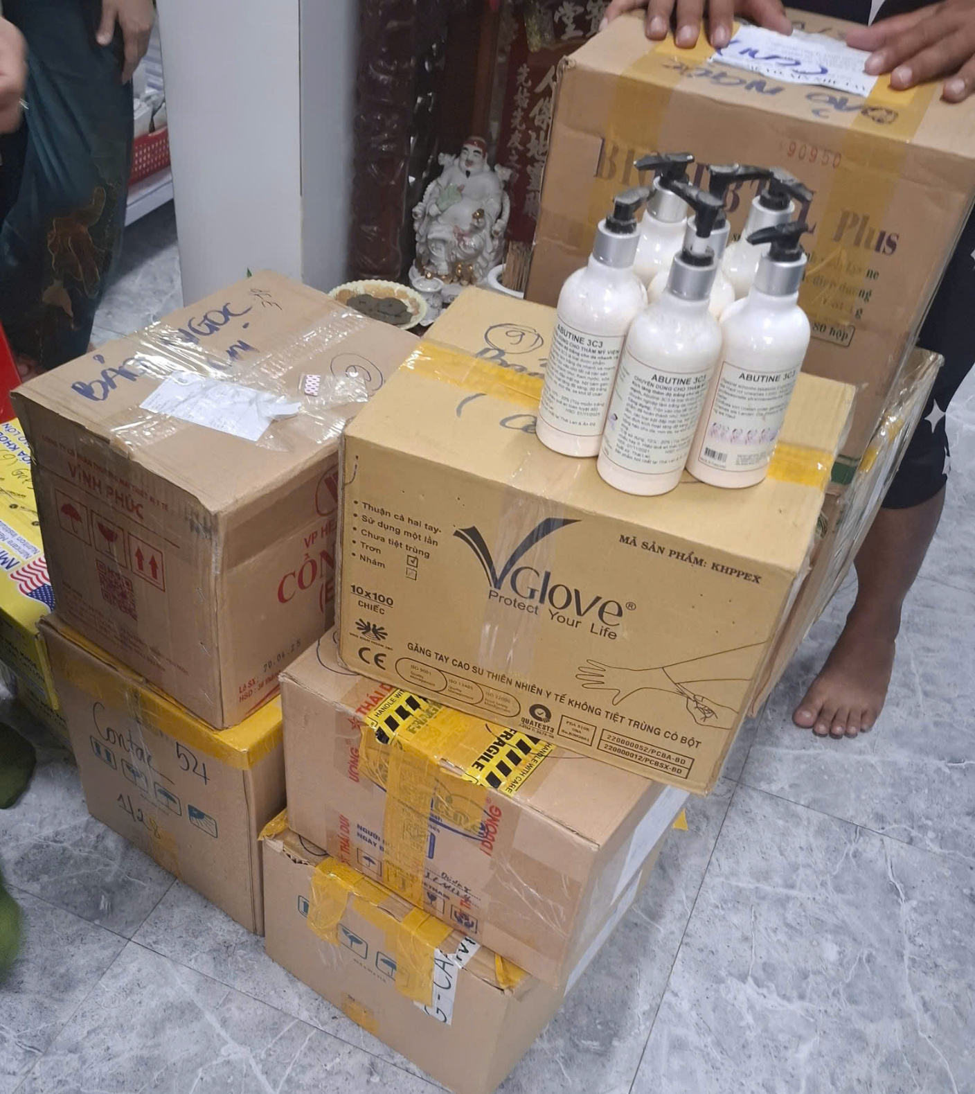 Cà Mau: Trên 25 tấn hóa chất công nghiệp và mỹ phẩm không rõ nguồn gốc - Ảnh 1.