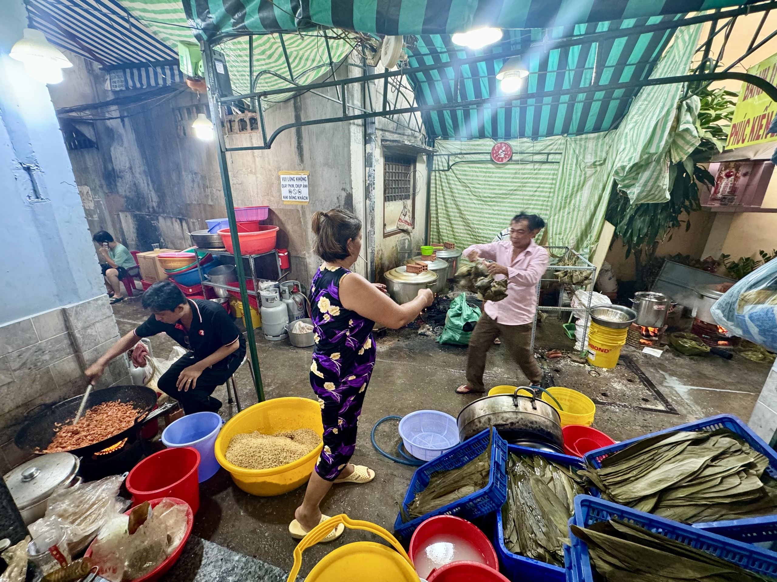 Người Hoa ở TP.HCM làm bánh bá trạng: Khách đặt trước một tháng, gói hơn 9.000 chiếc - Ảnh 9.