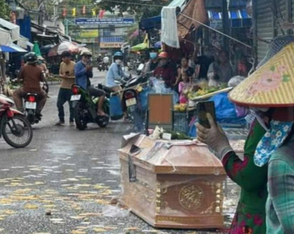 Bình Thuận truy tố nhóm người mang quan tài đòi nợ Gây rối trật tự công cộng - Ảnh 1.