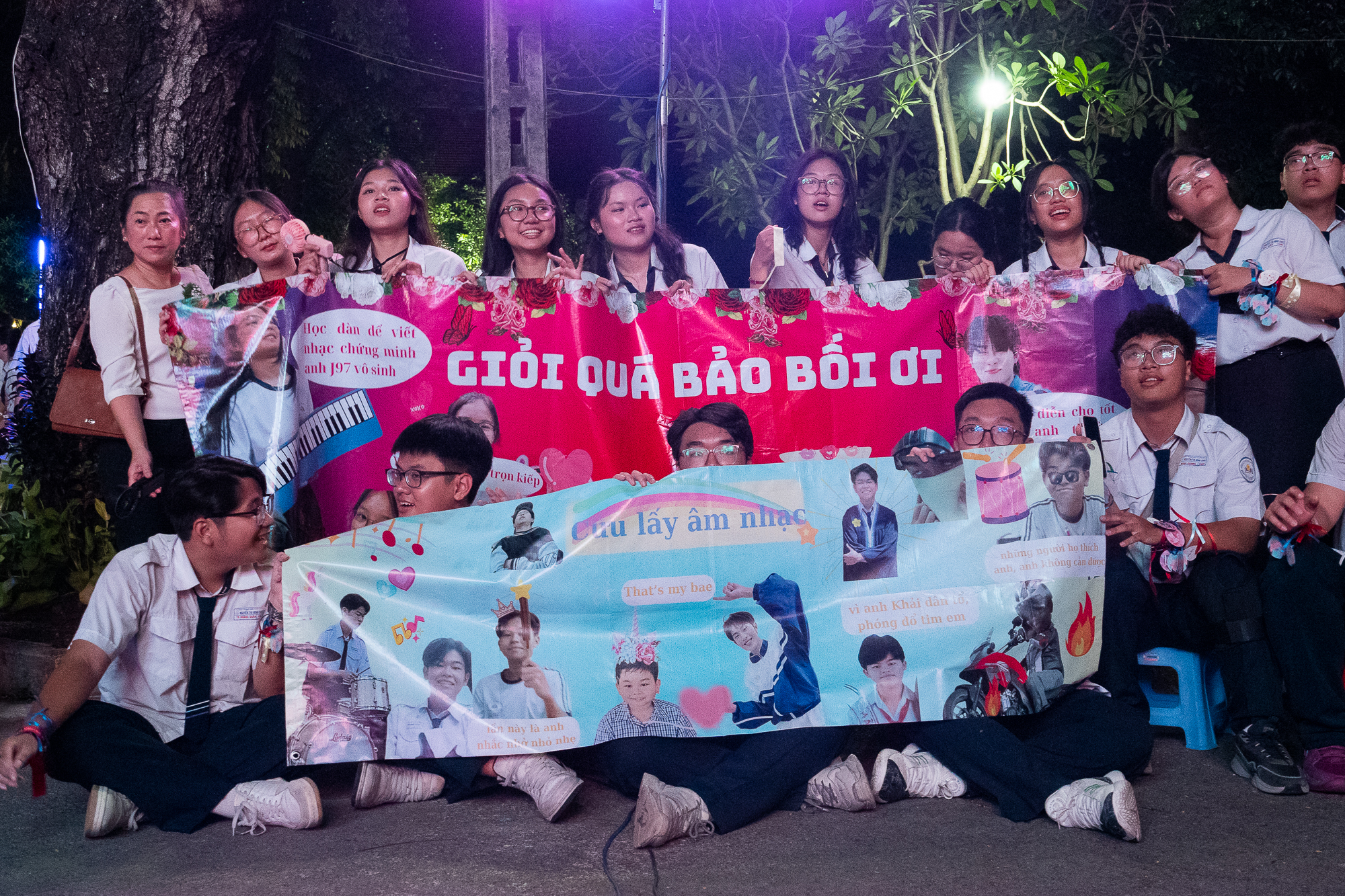 Học sinh Trường THPT Nguyễn Thị Minh Khai cười rồi khóc trong ngày chia tay - Ảnh 21.