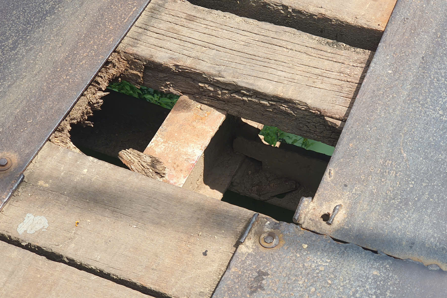 Cầu treo cũ mục nát gây nguy hiểm cho người dân vùng sông nước Quảng Trị - Ảnh 4.