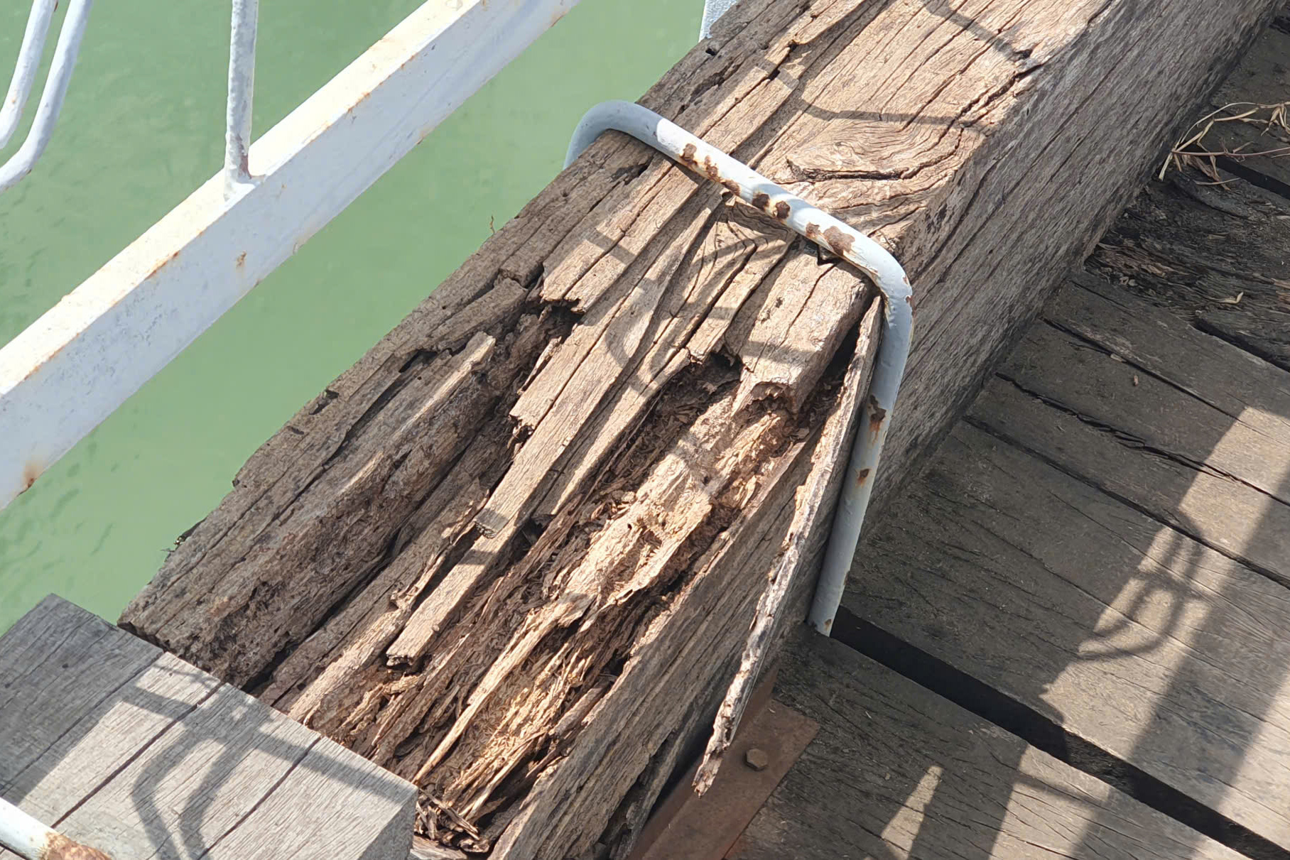 Cầu treo cũ mục nát gây nguy hiểm cho người dân vùng sông nước Quảng Trị - Ảnh 6.