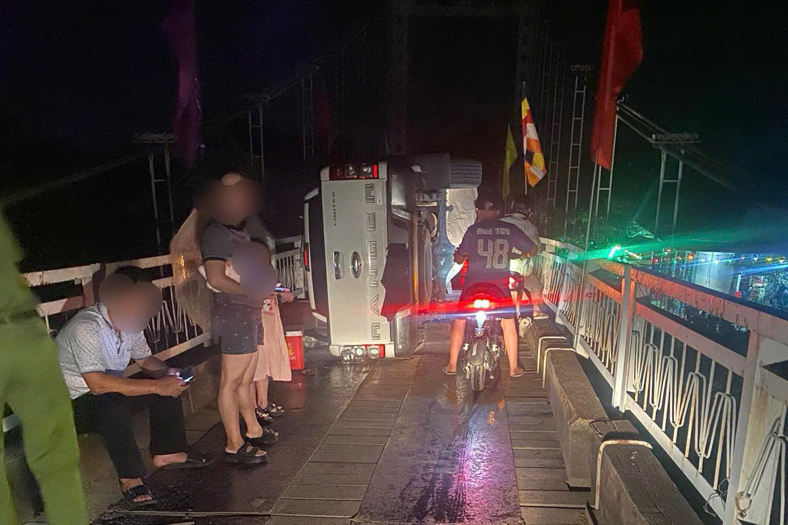 Cầu treo cũ mục nát gây nguy hiểm cho người dân vùng sông nước Quảng Trị - Ảnh 2.