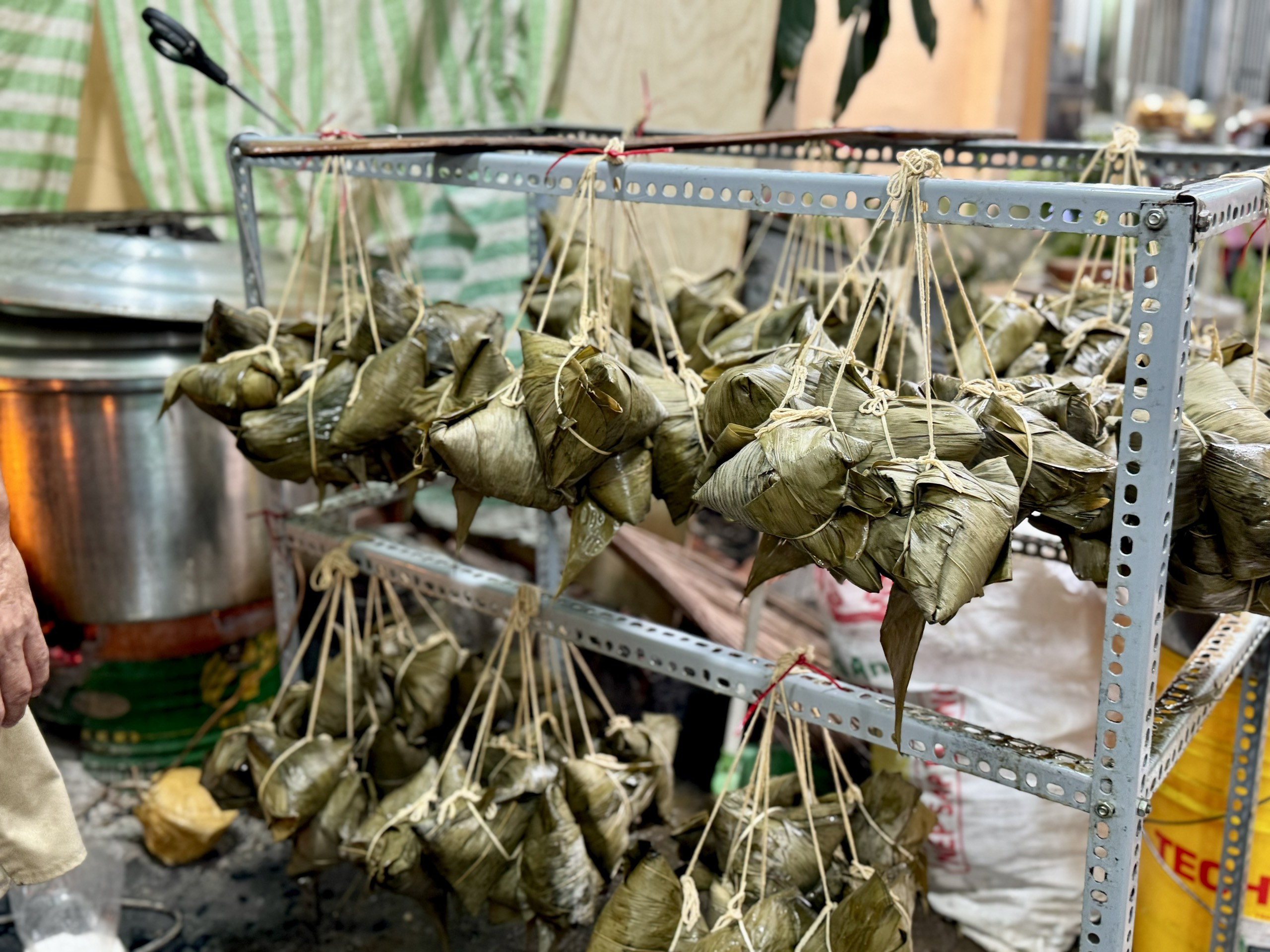 Người Hoa ở TP.HCM làm bánh bá trạng: Khách đặt trước một tháng, gói hơn 9.000 chiếc - Ảnh 10.