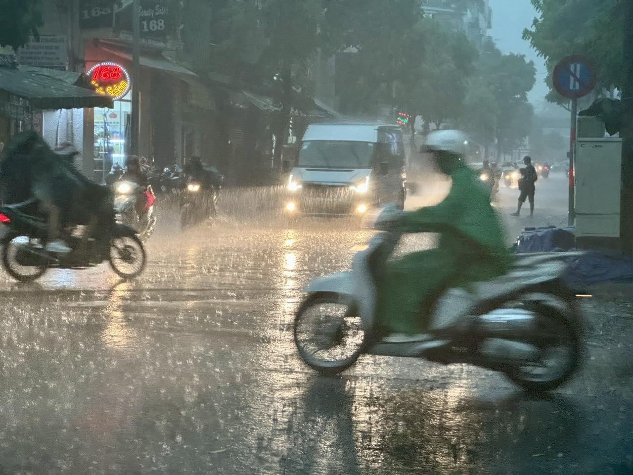 Áp thấp nhiệt đới ảnh hưởng thế nào đến thời tiết TP.HCM? - Ảnh 1.