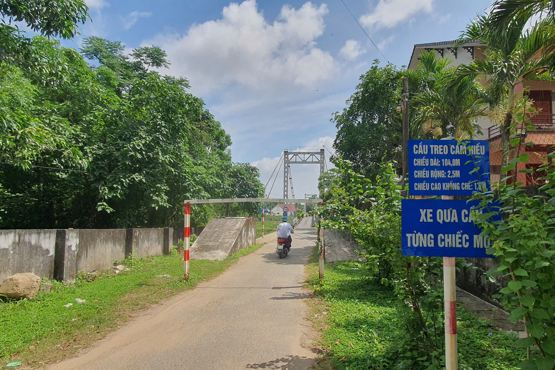 Cầu treo cũ mục nát gây nguy hiểm cho người dân vùng sông nước Quảng Trị - Ảnh 1.