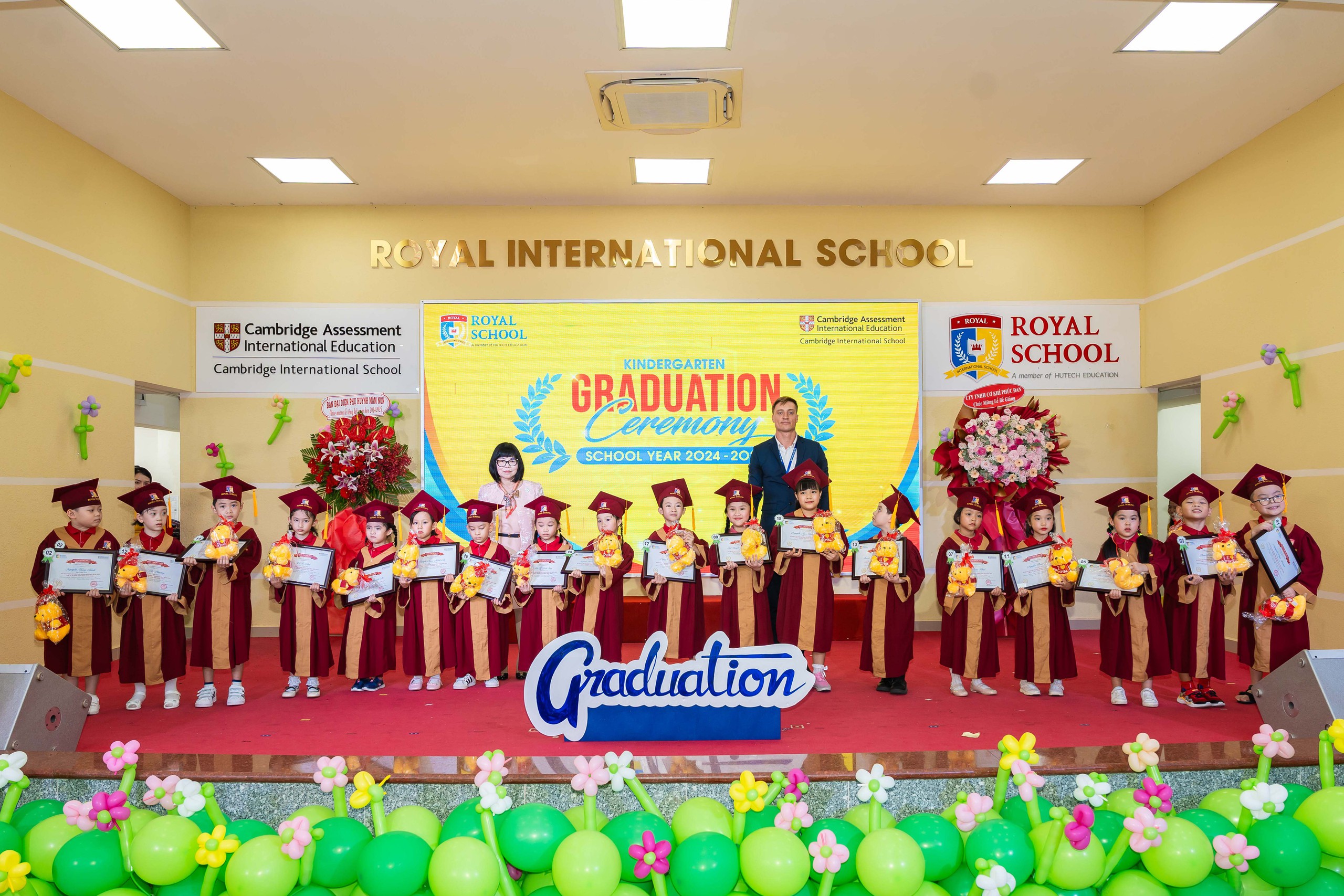 Xúc động lời nhắn gửi: ‘Thầy cô thương các em bằng tất cả trái tim’ Royal School - Ảnh 1.