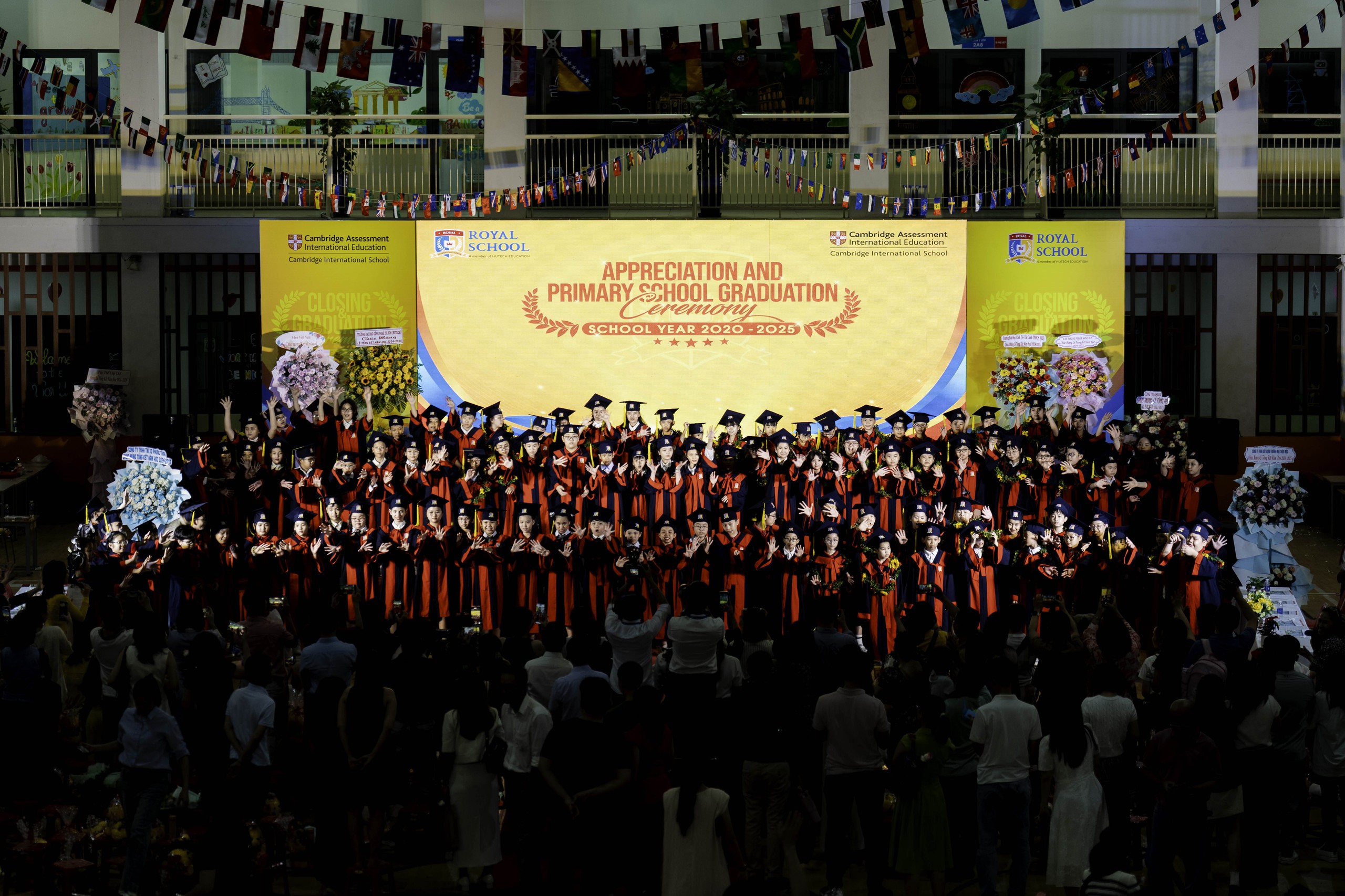 Xúc động lời nhắn gửi: ‘Thầy cô thương các em bằng tất cả trái tim’ Royal School - Ảnh 2.