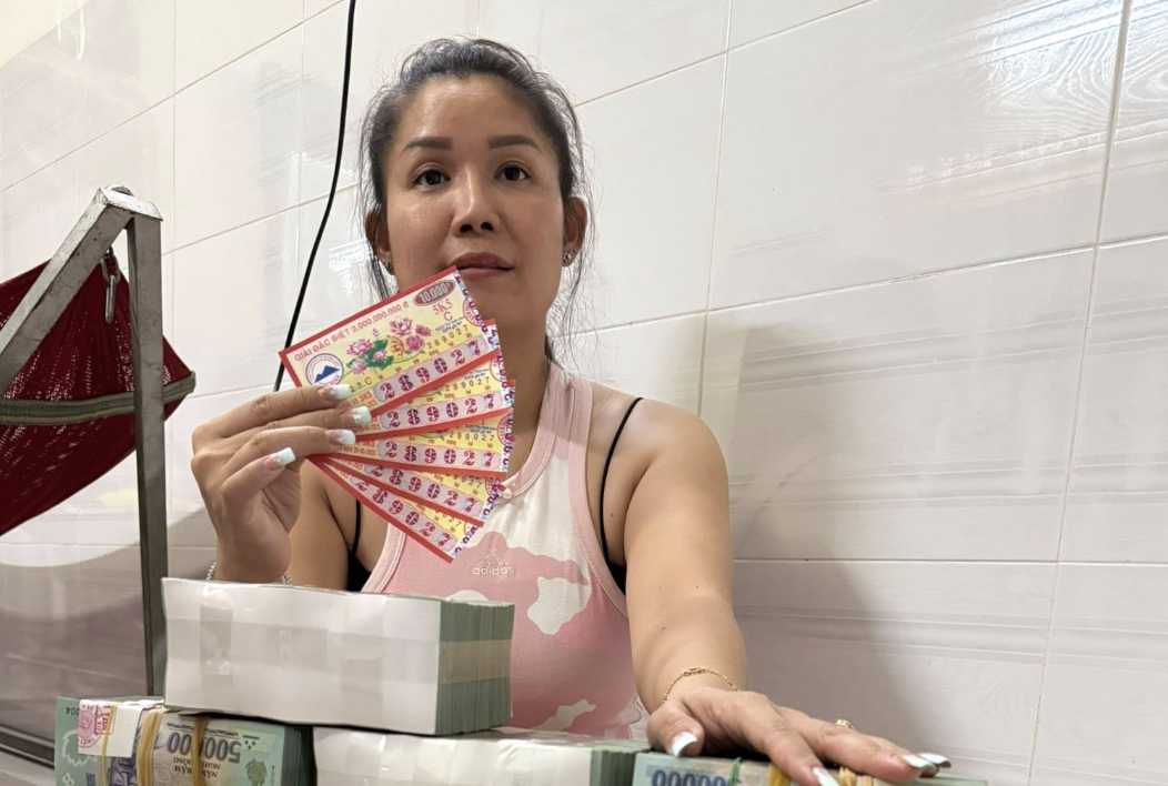 Nhóm tài xế đi đám tang, mua 5 tờ vé số chia nhau: Tất cả trúng độc đắc Nhóm tài xế đi đám tang, mua 5 tờ vé số chia nhau: Tất cả trúng độc đắc