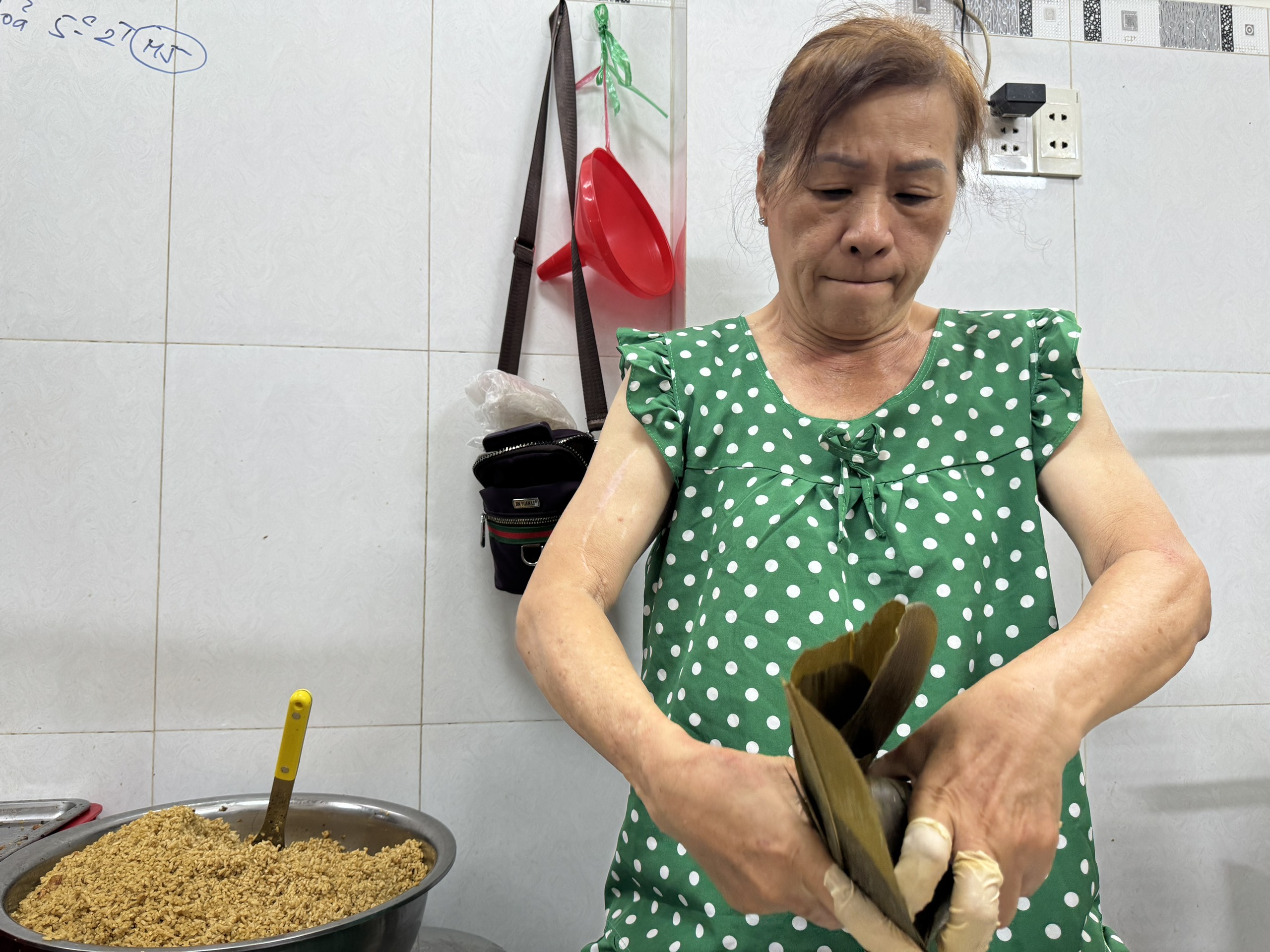 Người Hoa ở TP.HCM làm bánh bá trạng: Khách đặt trước một tháng, gói hơn 9.000 chiếc - Ảnh 5.
