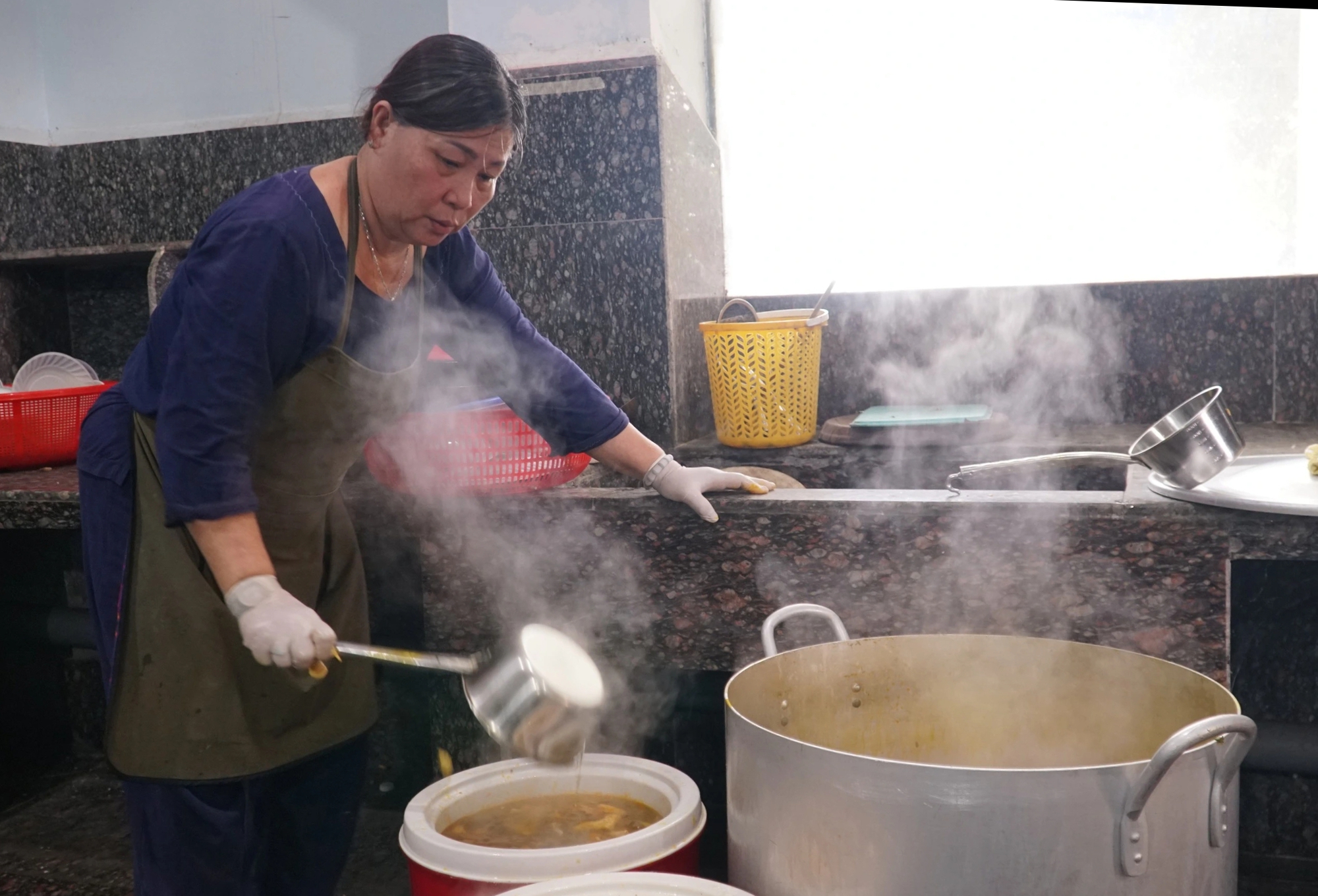 Bếp ch&ugrave;a Qu&aacute;n Thế &Acirc;m đỏ lửa nấu h&agrave;ng chục tấn thực phẩm đ&oacute;n x&aacute; lợi Phật - Ảnh 7.