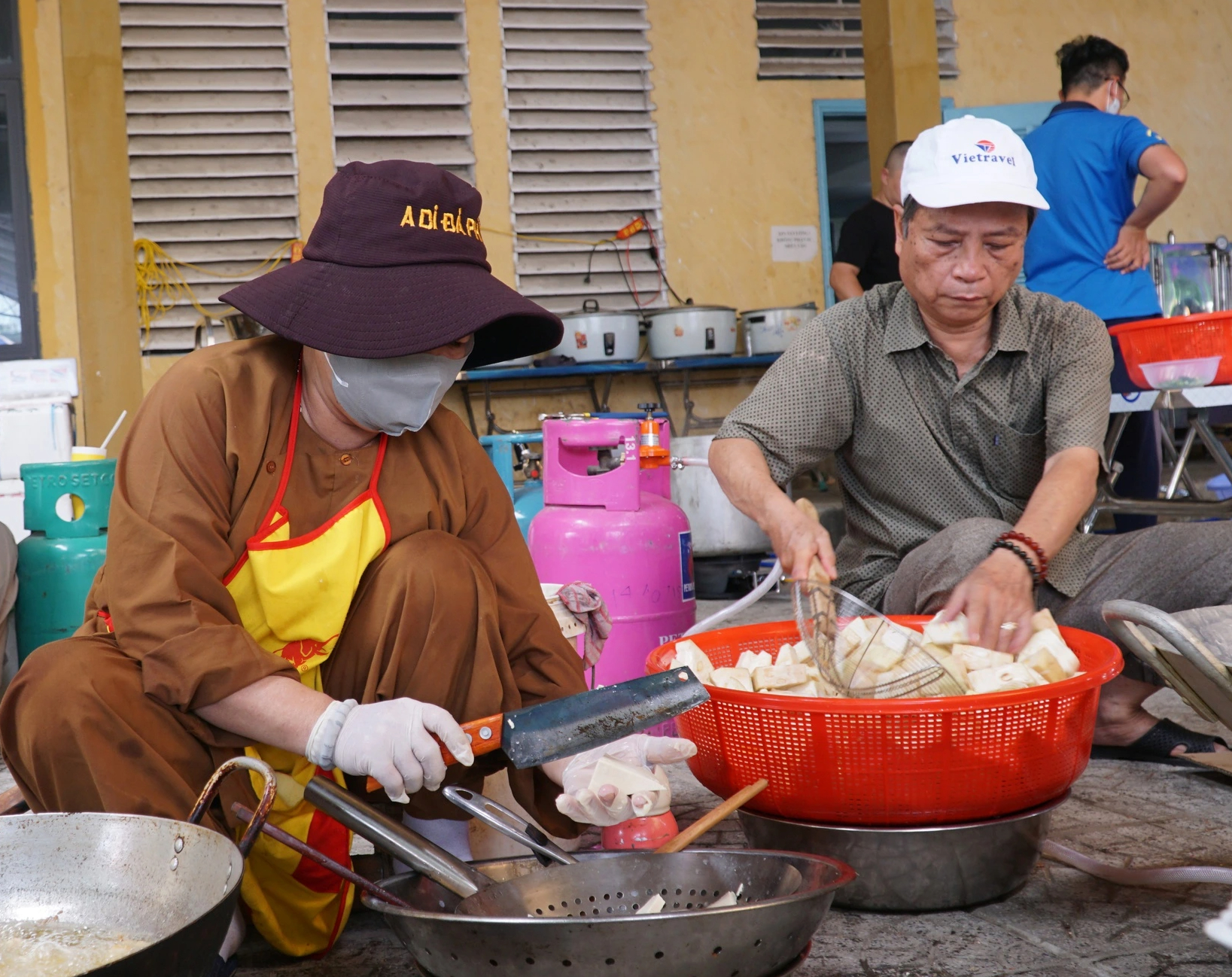 Bếp ch&ugrave;a Qu&aacute;n Thế &Acirc;m đỏ lửa nấu h&agrave;ng chục tấn thực phẩm đ&oacute;n x&aacute; lợi Phật - Ảnh 2.