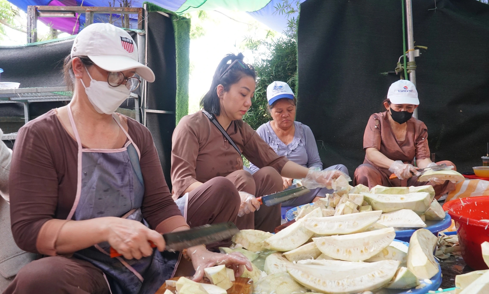 Bếp ch&ugrave;a Qu&aacute;n Thế &Acirc;m đỏ lửa nấu h&agrave;ng chục tấn thực phẩm đ&oacute;n x&aacute; lợi Phật - Ảnh 1.