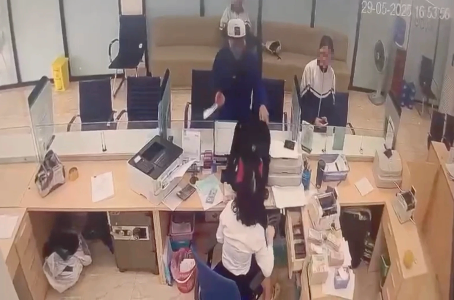 Truy bắt nghi phạm cướp ngân hàng ở Quảng Ninh- Ảnh 1.