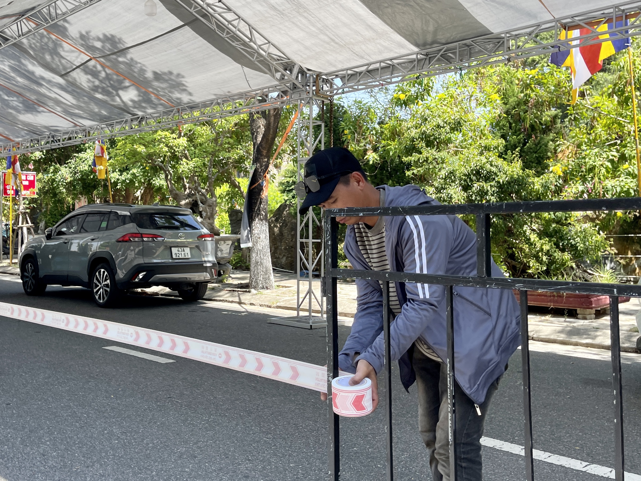 Phật tử ăn mì tôm chay dốc lòng chuẩn bị đón xá lợi Phật về Đà Nẵng - Ảnh 2.