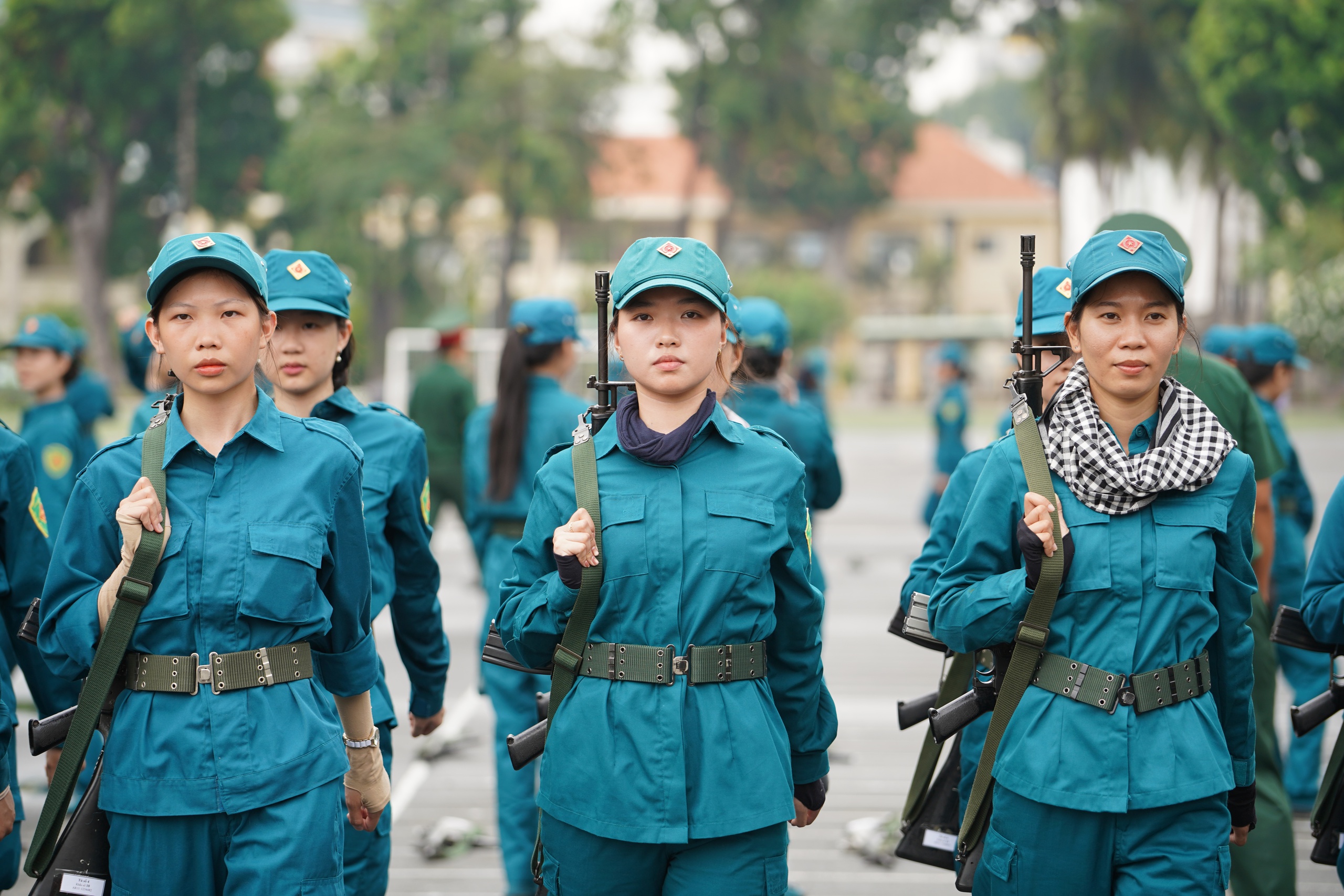 Ông Nguyễn Thanh Nghị tặng quà cho khối nữ du kích miền Nam thamgia diễu binh 2.9 - Ảnh 1.