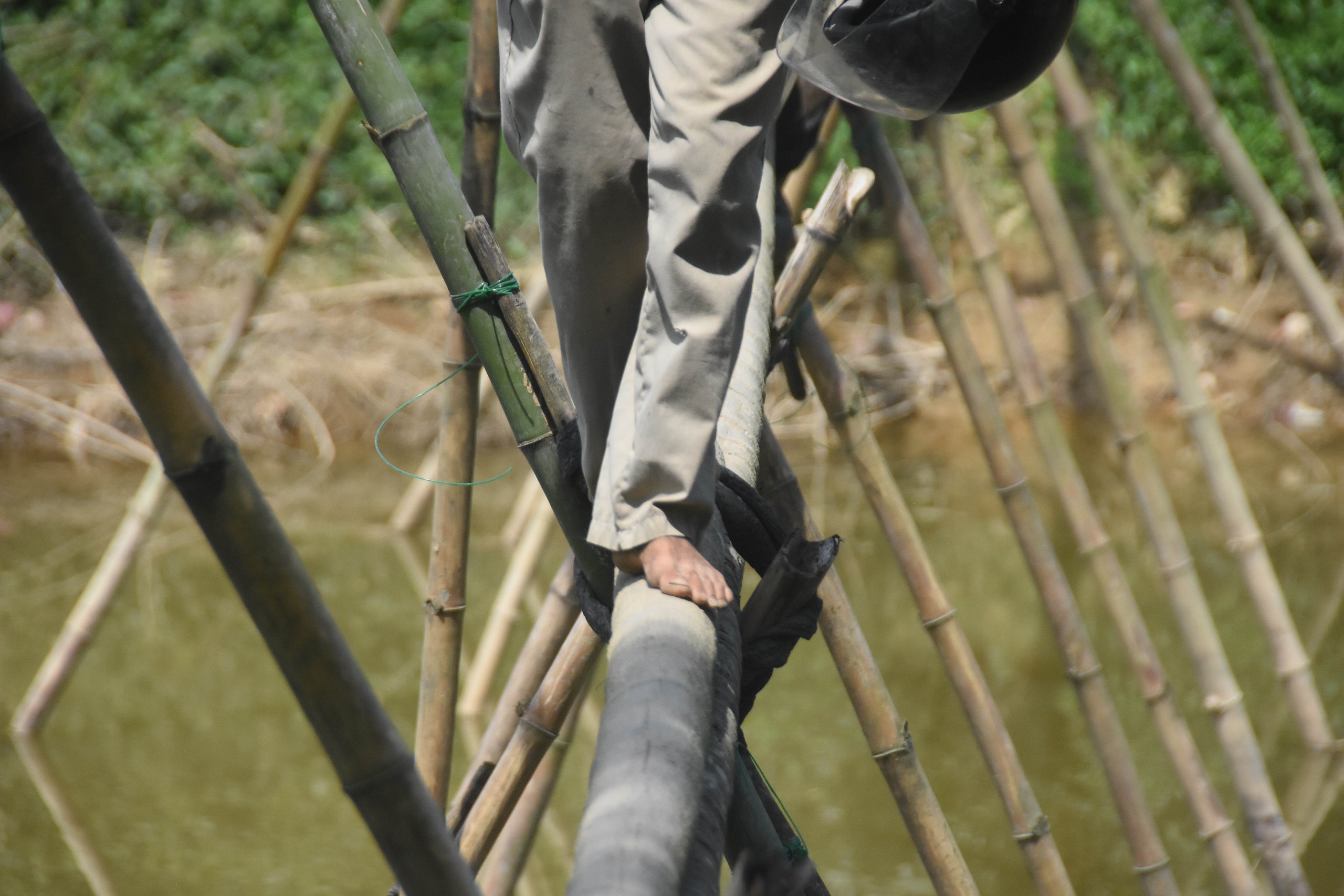 Cầu treo cũ mục nát gây nguy hiểm cho người dân vùng sông nước Quảng Trị - Ảnh 8.