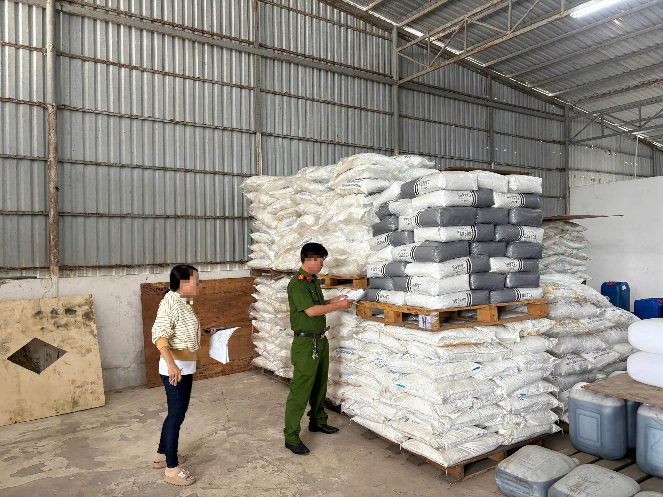 Cà Mau: Trên 25 tấn hóa chất công nghiệp và mỹ phẩm không rõ nguồn gốc - Ảnh 2.