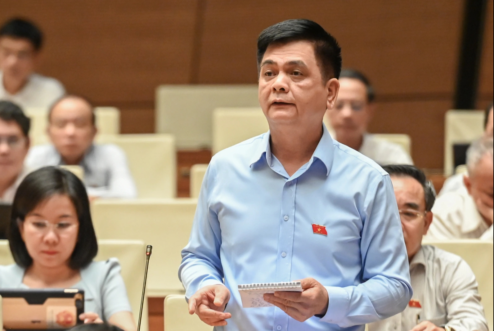 Cầu thủ nhập tịch có cần phải đặt tên bằng tiếng Việt theo quy định mới không? - Ảnh 1. Cầu thủ nhập tịch có cần phải đặt tên bằng tiếng Việt theo quy định mới không? - Ảnh 1.