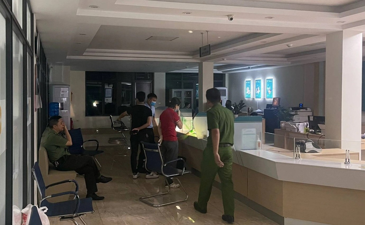 Cận cảnh màn cướp ngân hàng táo tợn của nghi phạm bịt mặt ở Quảng Ninh