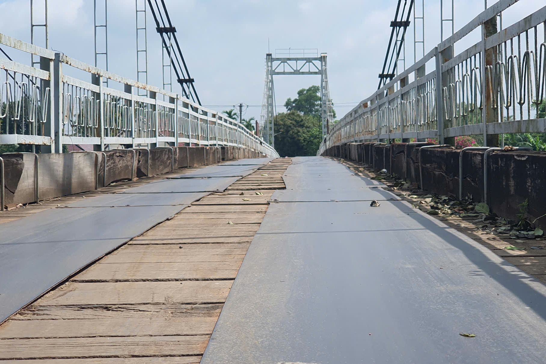 Cầu treo cũ mục nát gây nguy hiểm cho người dân vùng sông nước Quảng Trị - Ảnh 3.