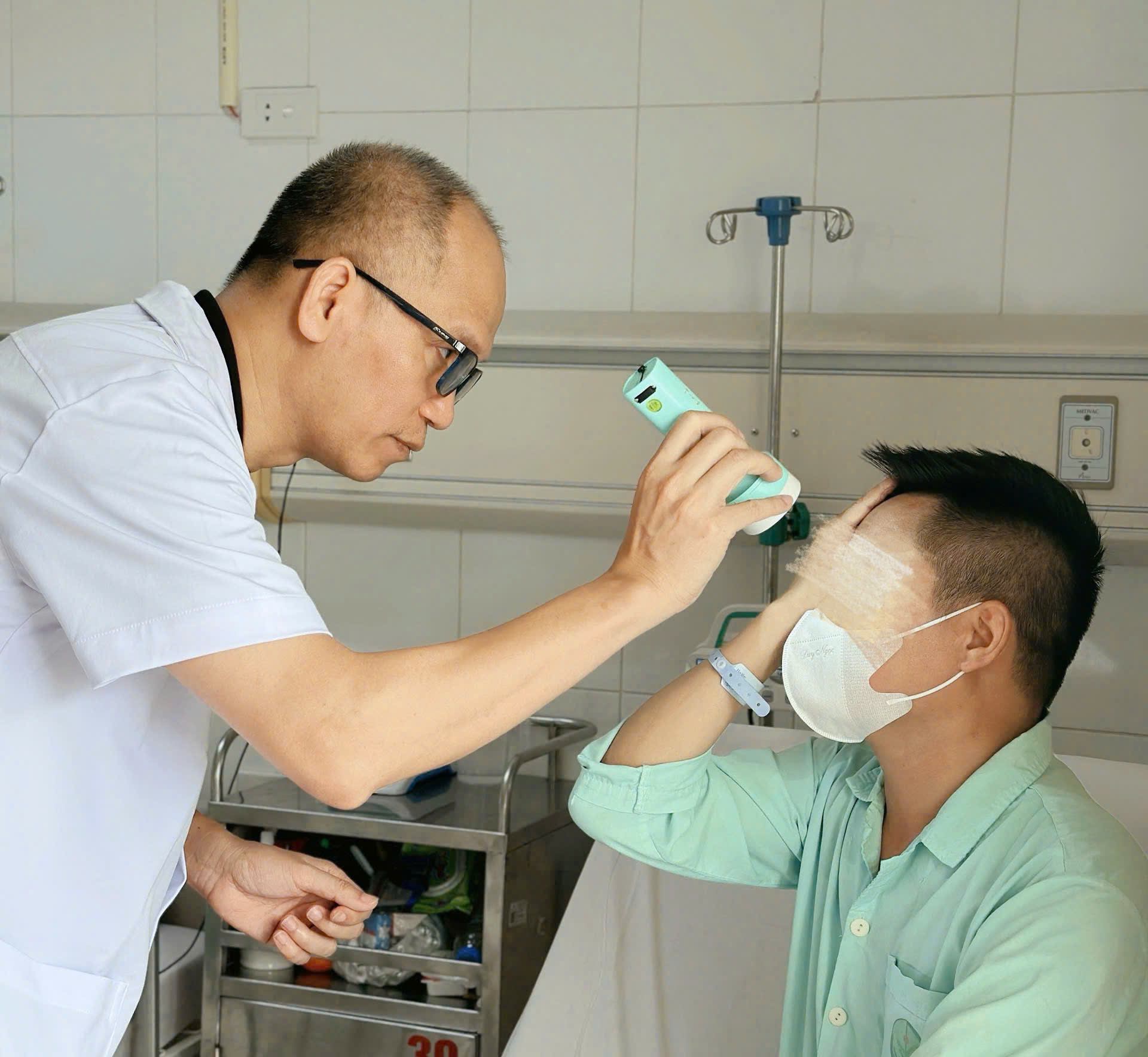 Mất hoàn toàn thị lực sau khi tiêm filler xóa nhăn trán Người đàn ông bị mù mắt sau khi tiêm filler xóa nhăn làm đẹp ở spa - Ảnh 1.