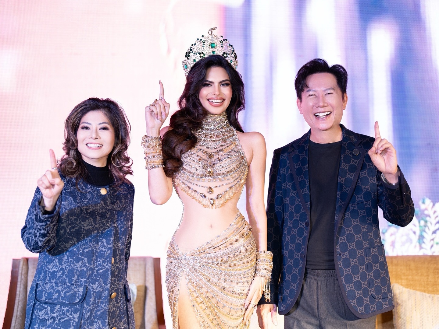 Ông Nawat và hoa hậu vừa bị tước vương miện đấu tố 'nảy lửa' Ông Nawat và hoa hậu vừa bị tước vương miện đấu tố 'nảy lửa'