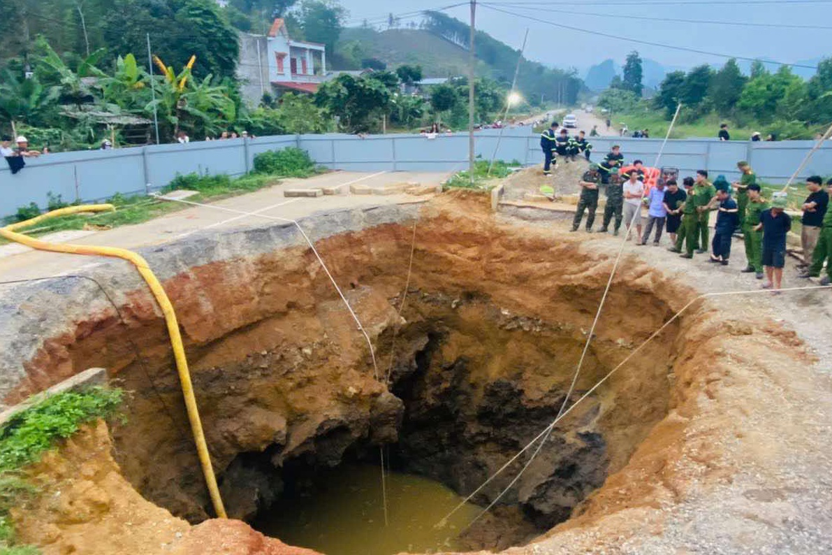 Bắc Kạn tạm dừng hút nước ra khỏi 'hố tử thần' có người bị mất tích - Ảnh 1.