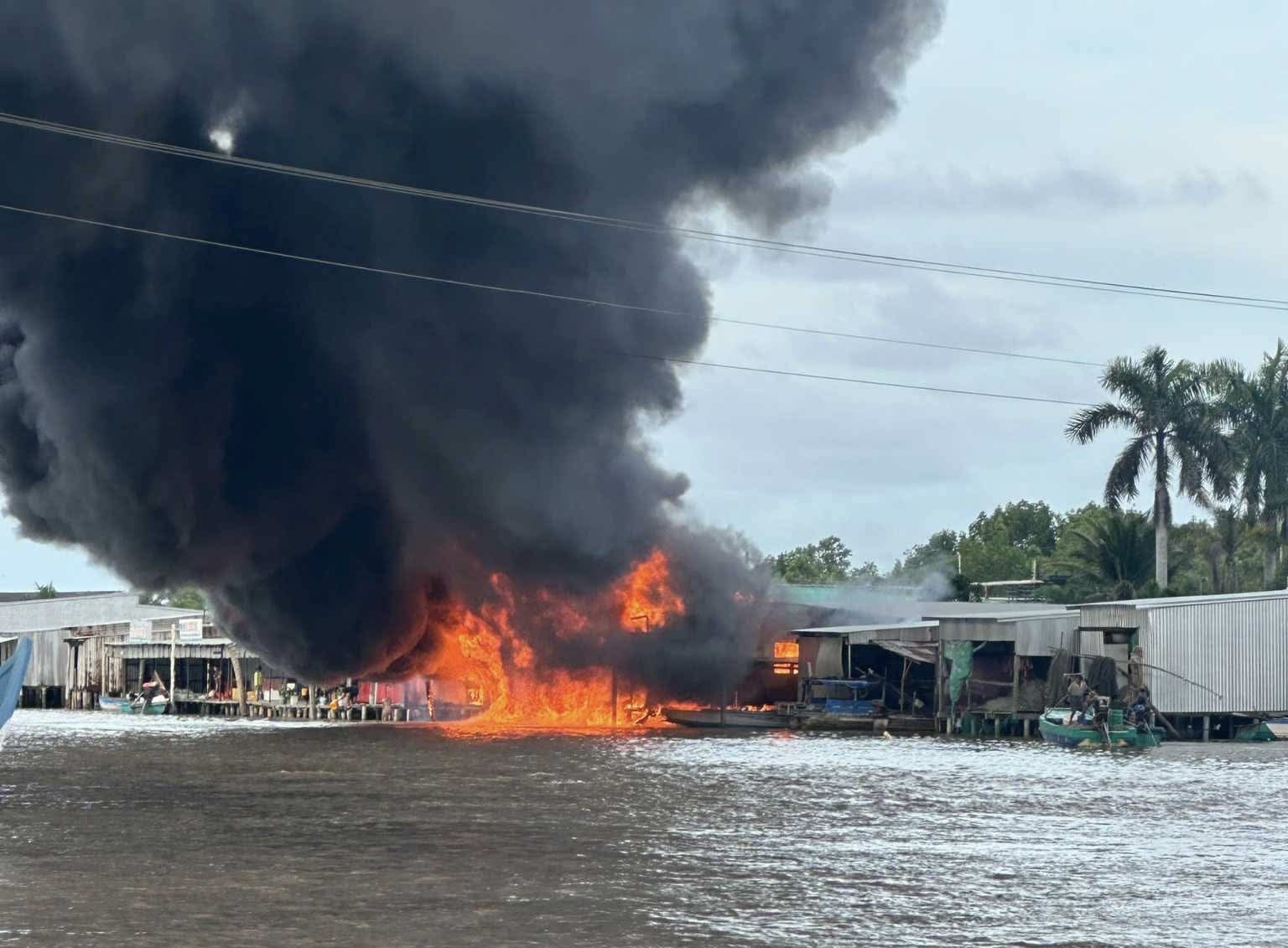 Cà Mau: Cháy cửa hàng xăng dầu ở Đất Mũi - Ảnh 1.