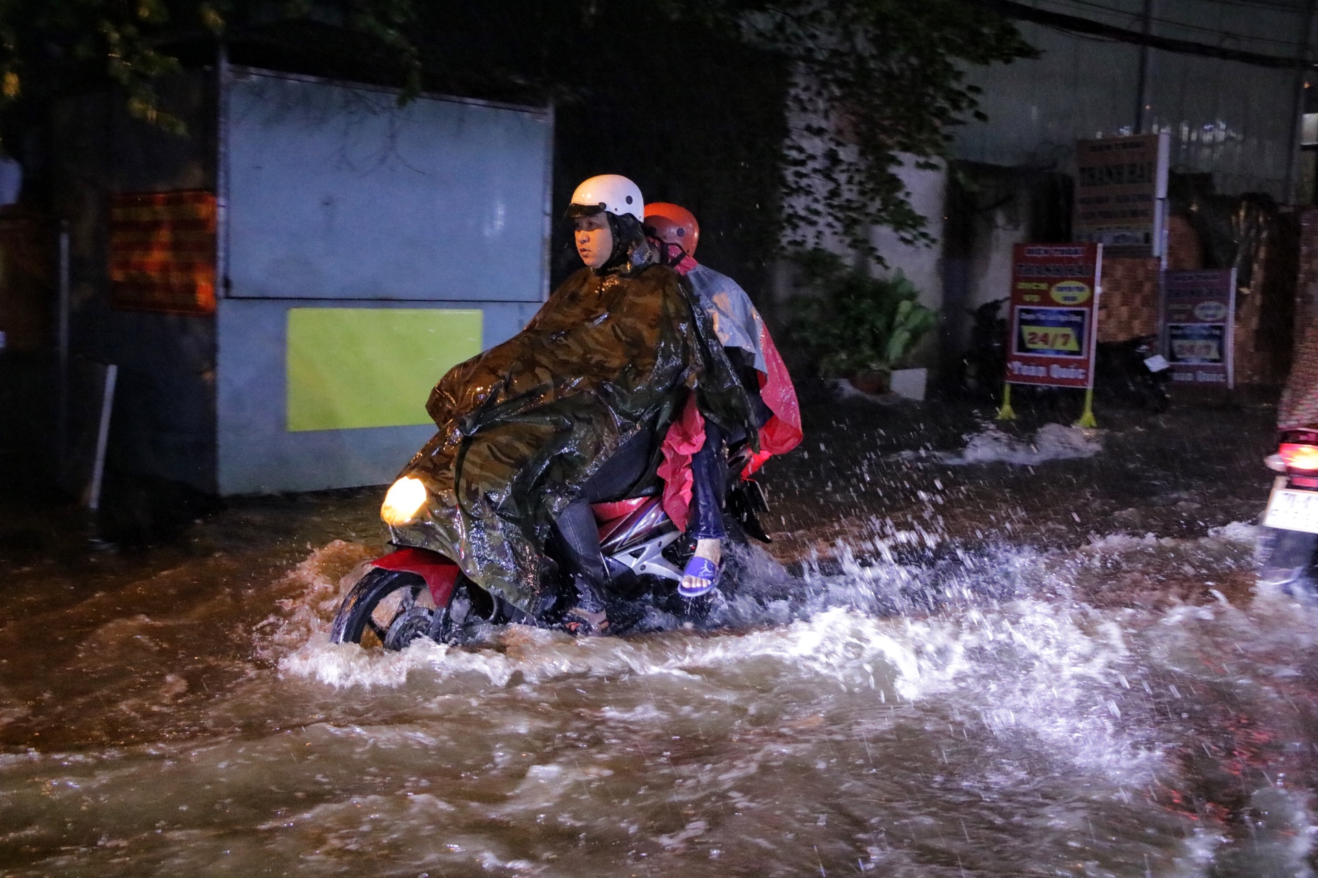 TP.HCM mưa lớn tối 29.5: Đường ngập sâu, người dân 'chắn sóng' cứu nhà - Ảnh 1.