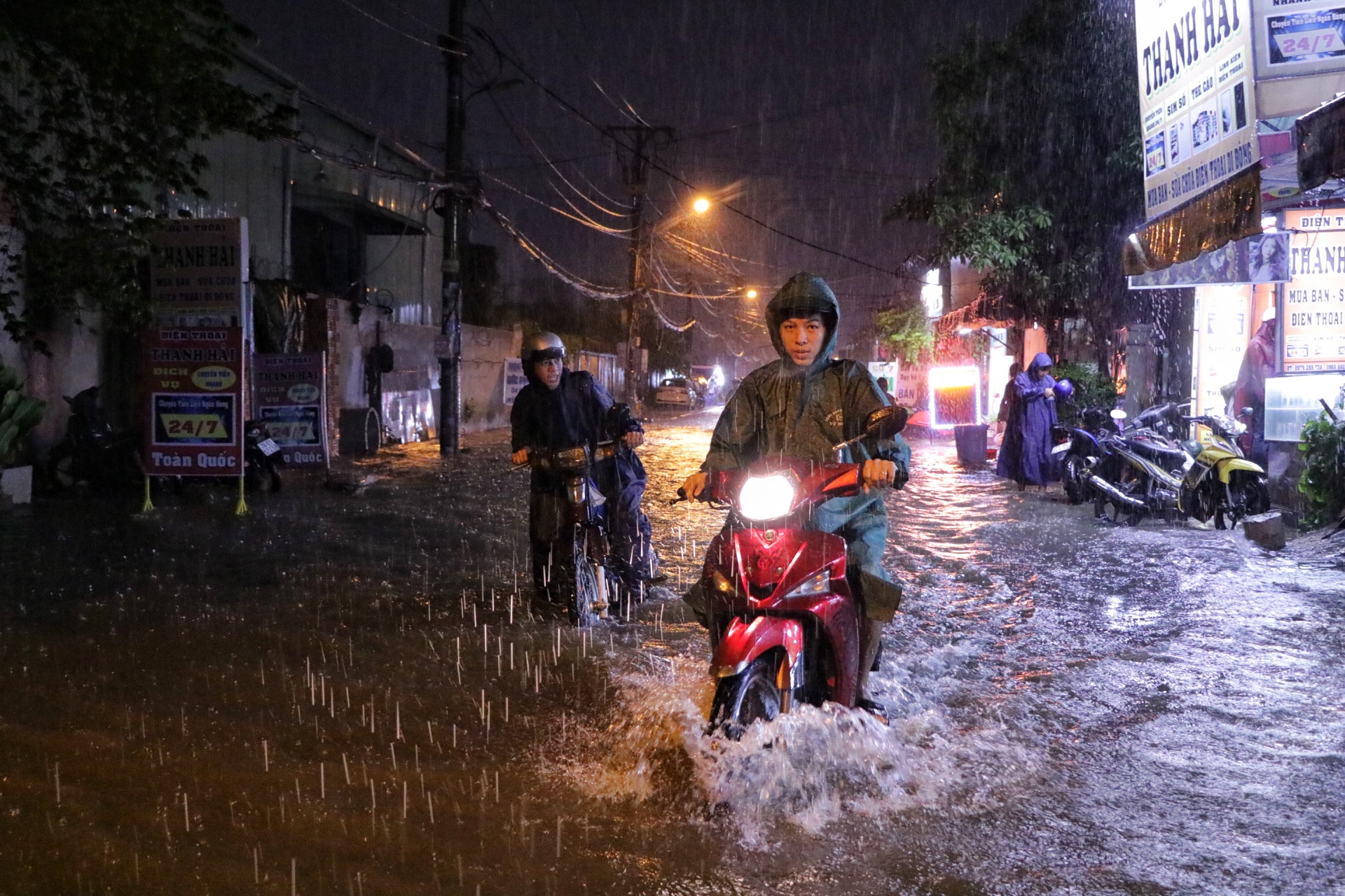 TP.HCM mưa lớn tối 29.5: Đường ngập sâu, người dân 'chắn sóng' cứu nhà - Ảnh 12.