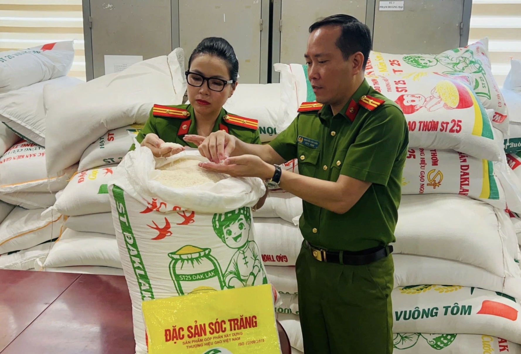 2 chủ tiệm bán hơn 17 tấn gạo ST25 giả bị khởi tố - Ảnh 2.