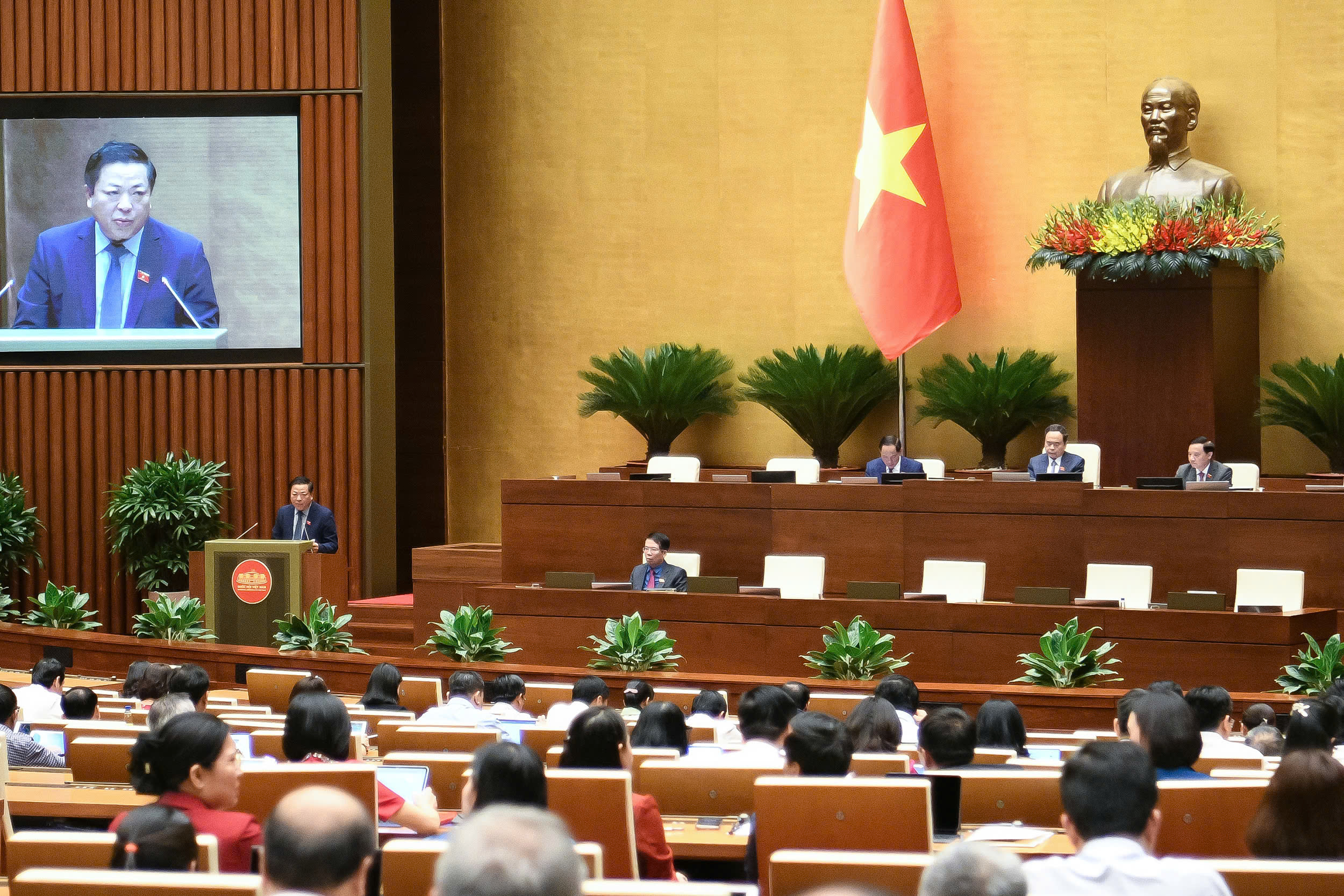 Quốc hội thông qua ưu đãi mới cho nhà ở xã hội , bỏ điều kiện 30 km - Ảnh 1.