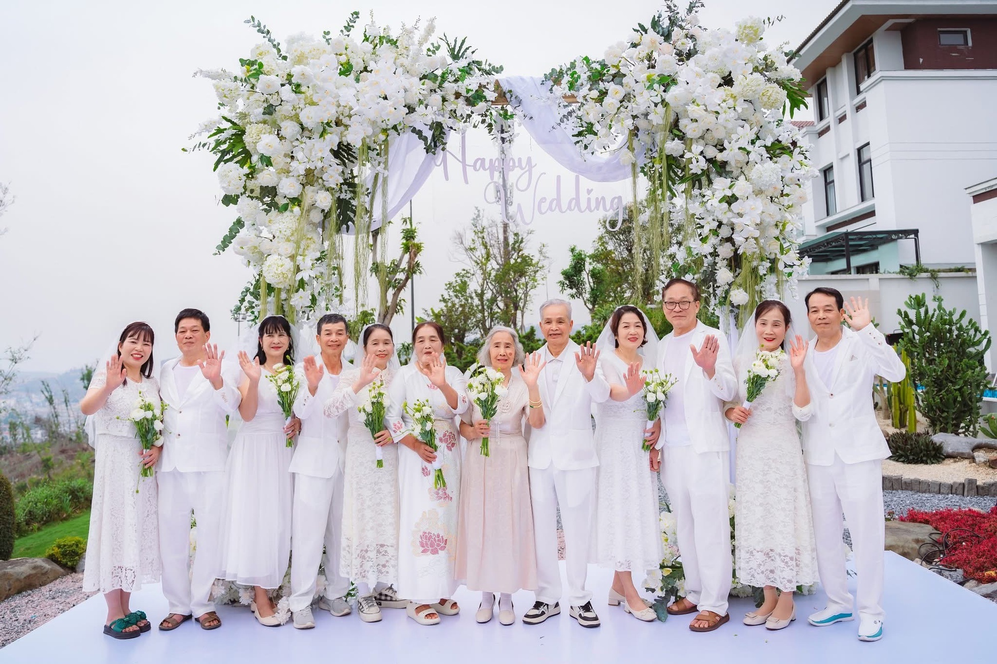 Đám cưới lớn tuổi: Hạnh phúc viên mãn của 7 cặp đôi từ 60 đến 75 tuổi - Ảnh 1. Đám cưới lớn tuổi: Hạnh phúc viên mãn của 7 cặp đôi từ 60 đến 75 tuổi - Ảnh 1.