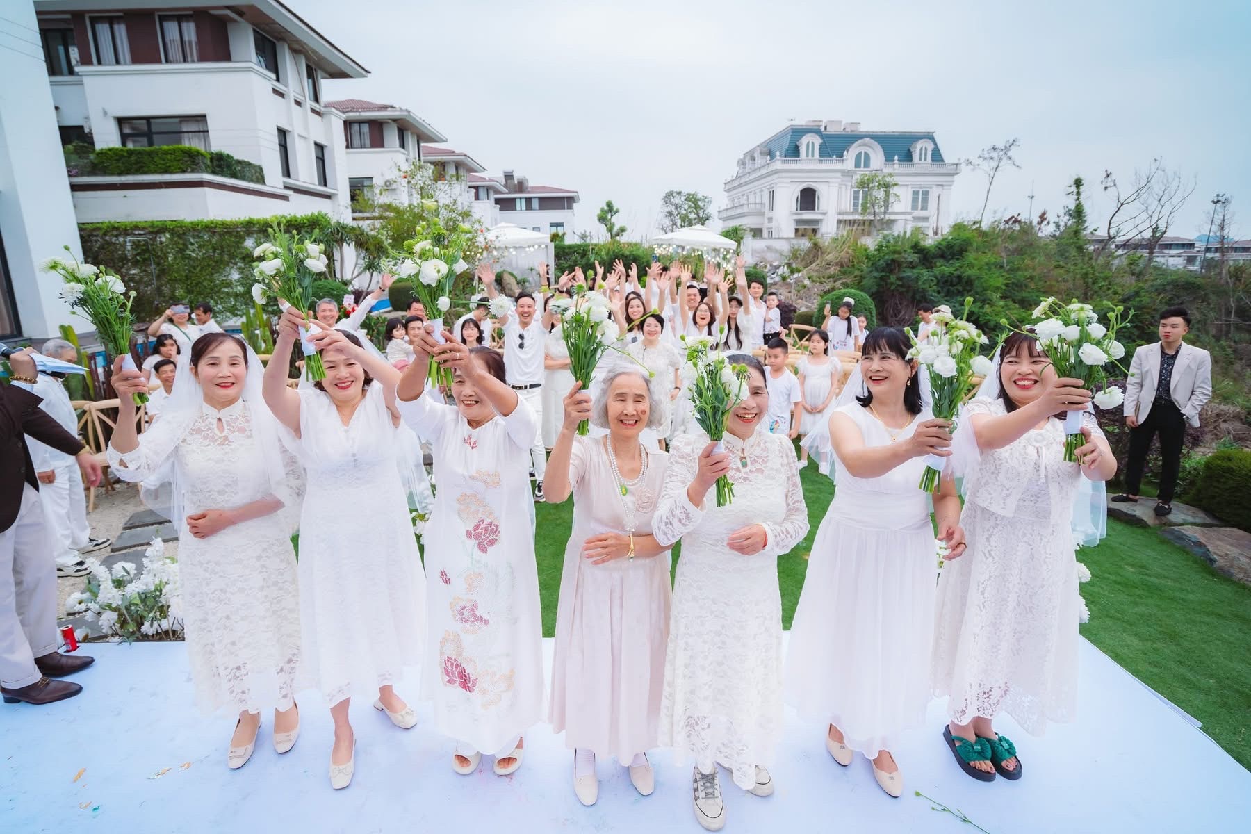 Đám cưới lớn tuổi: Hạnh phúc viên mãn của 7 cặp đôi từ 60 đến 75 tuổi - Ảnh 2. Đám cưới lớn tuổi: Hạnh phúc viên mãn của 7 cặp đôi từ 60 đến 75 tuổi - Ảnh 2.