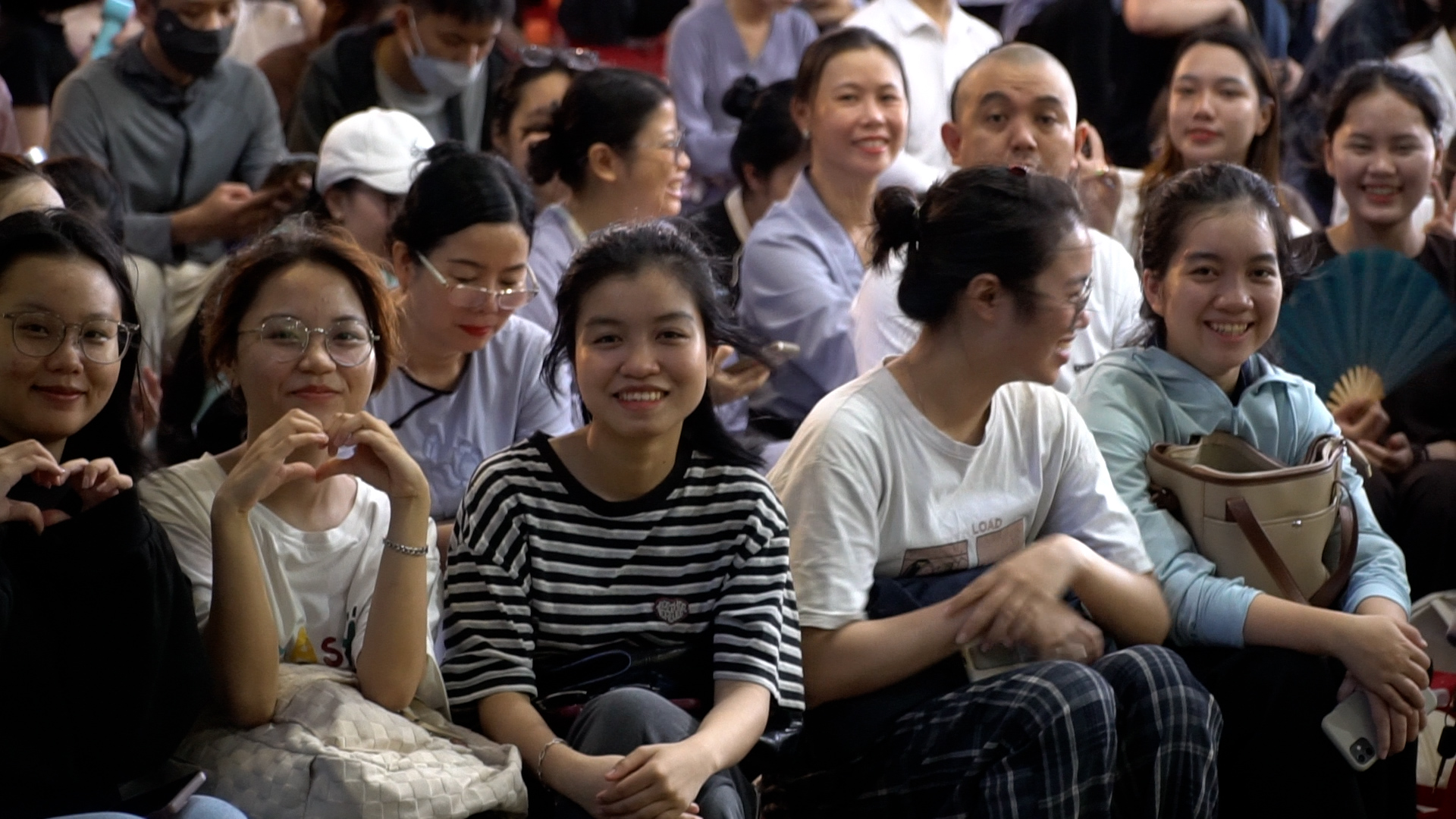 Gần 200 t&igrave;nh nguyện vi&ecirc;n, phật tử Đ&agrave; Nẵng dốc l&ograve;ng chuẩn bị lễ rước x&aacute; lợi Phật- Ảnh 1.