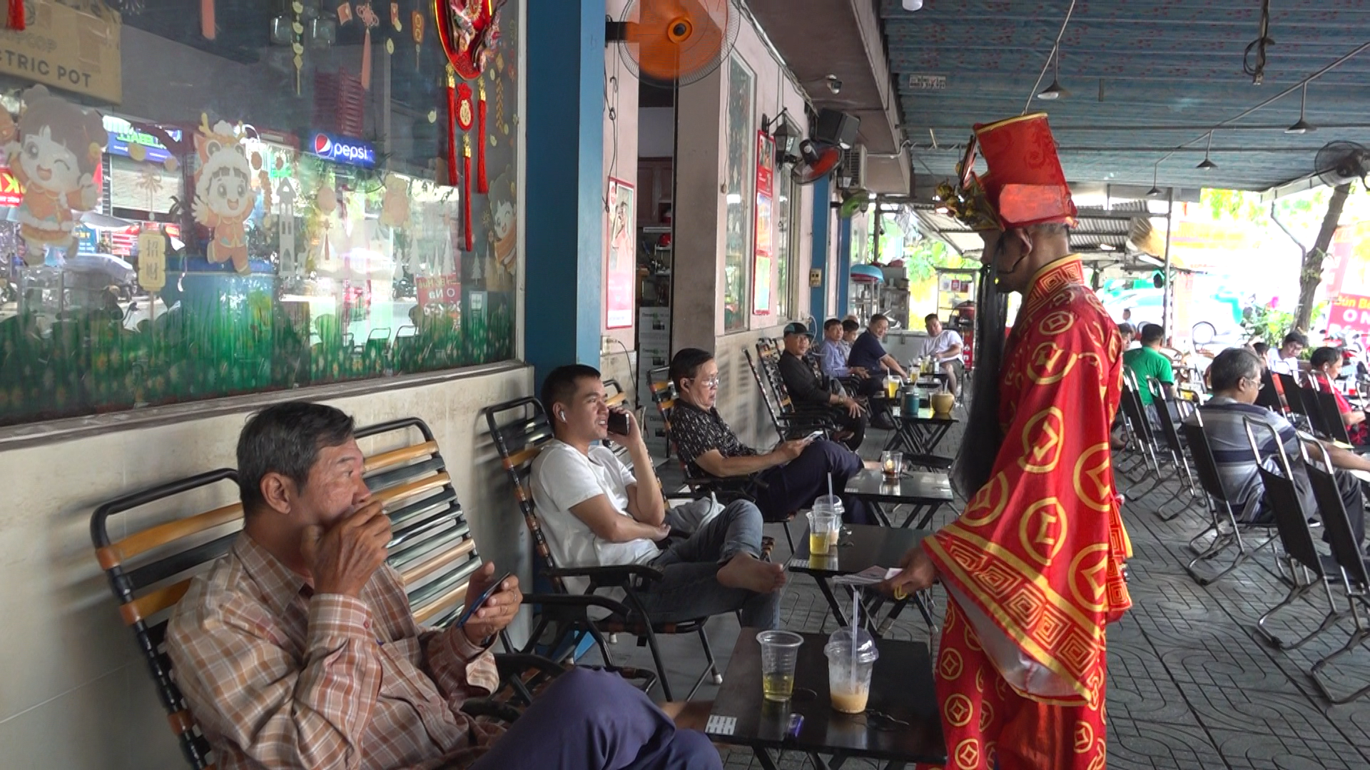 'Thần tài' bán vé số: Nghề nào cũng cần đầu tư - Ảnh 2.