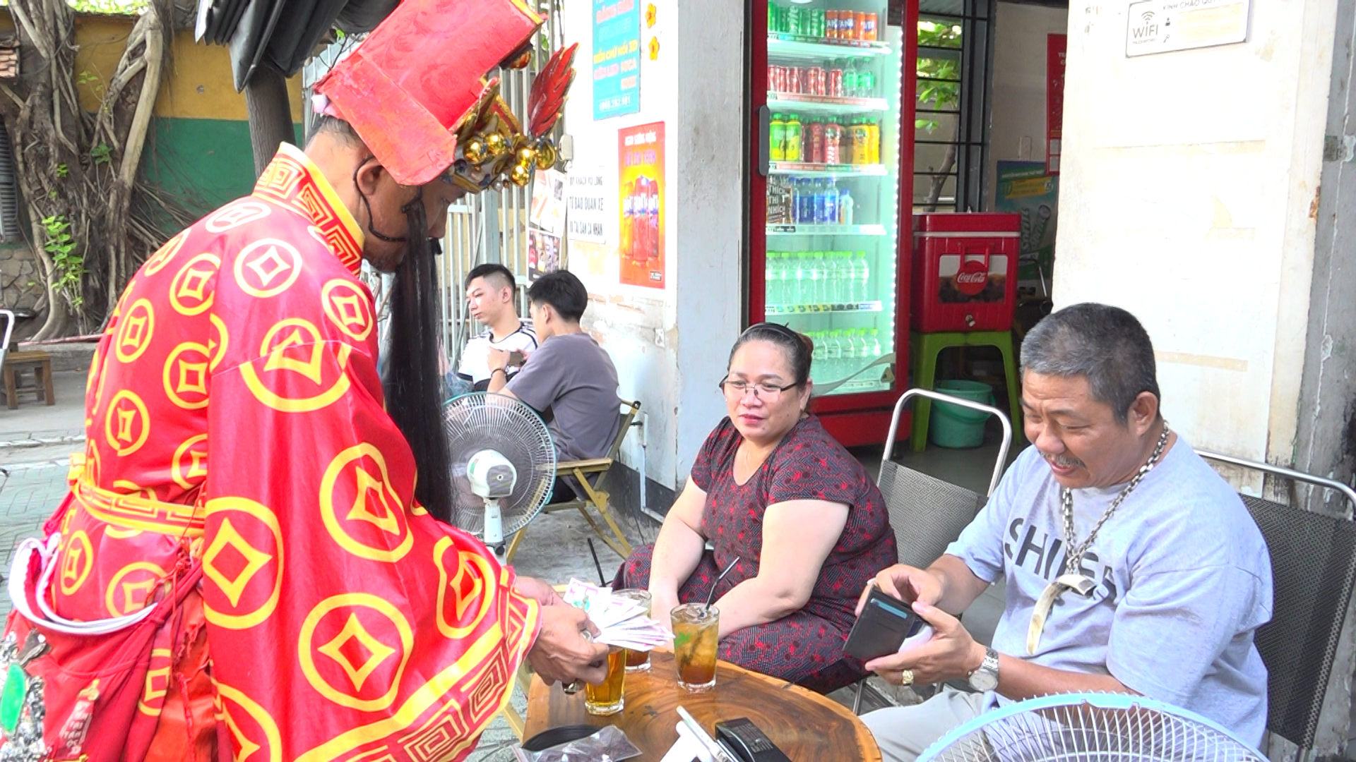 'Thần tài' bán vé số: Nghề nào cũng cần đầu tư - Ảnh 1.
